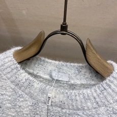 🌟🌟Dior CD组毛绒线圆领针织套头毛衣 小迪很经典的刺绣字母袖口贴标,高级感套头衫。整件衣服上手略为厚重,着身服帖舒 🌟🌟Dior CD组毛绒线圆领针织套头毛衣 小迪很经典的刺绣字母袖口贴标,高级感套头衫。整件衣服上手略为厚重,着身服帖舒