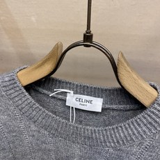 🌟🌟Celine 凯旋门竖纹羊毛套头圆领毛衣 当巴黎的极简美学遇上冬日的温暖质感,这件凯旋门竖纹毛衣便成了高阶衣橱的不二 🌟🌟Celine 凯旋门竖纹羊毛套头圆领毛衣 当巴黎的极简美学遇上冬日的温暖质感,这件凯旋门竖纹毛衣便成了高阶衣橱的不二