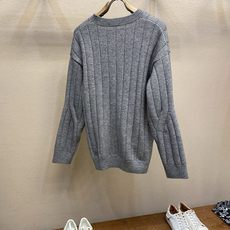 🌟🌟Celine 凯旋门竖纹羊毛套头圆领毛衣 当巴黎的极简美学遇上冬日的温暖质感,这件凯旋门竖纹毛衣便成了高阶衣橱的不二 🌟🌟Celine 凯旋门竖纹羊毛套头圆领毛衣 当巴黎的极简美学遇上冬日的温暖质感,这件凯旋门竖纹毛衣便成了高阶衣橱的不二