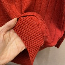 🌟🌟Celine 凯旋门竖纹羊毛套头圆领毛衣 当巴黎的极简美学遇上冬日的温暖质感,这件凯旋门竖纹毛衣便成了高阶衣橱的不二 🌟🌟Celine 凯旋门竖纹羊毛套头圆领毛衣 当巴黎的极简美学遇上冬日的温暖质感,这件凯旋门竖纹毛衣便成了高阶衣橱的不二