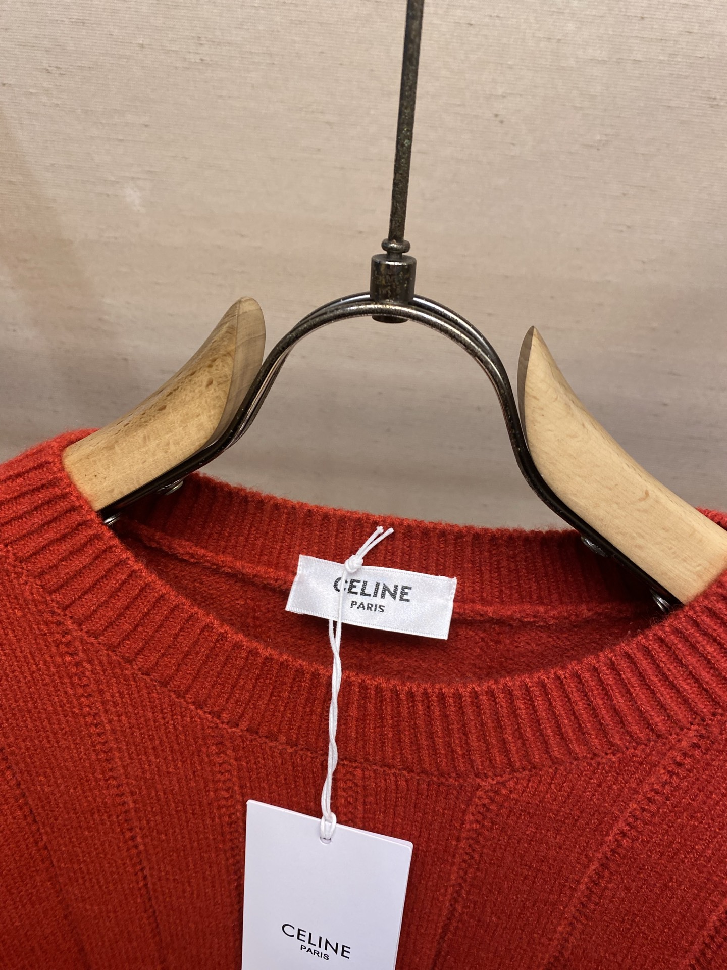 🌟🌟Celine 凯旋门竖纹羊毛套头圆领毛衣 当巴黎的极简美学遇上冬日的温暖质感,这件凯旋门竖纹毛衣便成了高阶衣橱的不二 🌟🌟Celine 凯旋门竖纹羊毛套头圆领毛衣 当巴黎的极简美学遇上冬日的温暖质感,这件凯旋门竖纹毛衣便成了高阶衣橱的不二