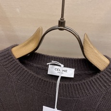 🌟🌟Celine 凯旋门竖纹羊毛套头圆领毛衣 当巴黎的极简美学遇上冬日的温暖质感,这件凯旋门竖纹毛衣便成了高阶衣橱的不二 🌟🌟Celine 凯旋门竖纹羊毛套头圆领毛衣 当巴黎的极简美学遇上冬日的温暖质感,这件凯旋门竖纹毛衣便成了高阶衣橱的不二
