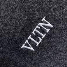 🌟🌟VLT……VT炭灰全羊毛圆领毛衣 这款炭灰色圆领毛衣质感担当,简约的版型藏着不简单的细节,纯羊毛的软糯与品牌标志性的 🌟🌟VLT……VT炭灰全羊毛圆领毛衣 这款炭灰色圆领毛衣质感担当,简约的版型藏着不简单的细节,纯羊毛的软糯与品牌标志性的