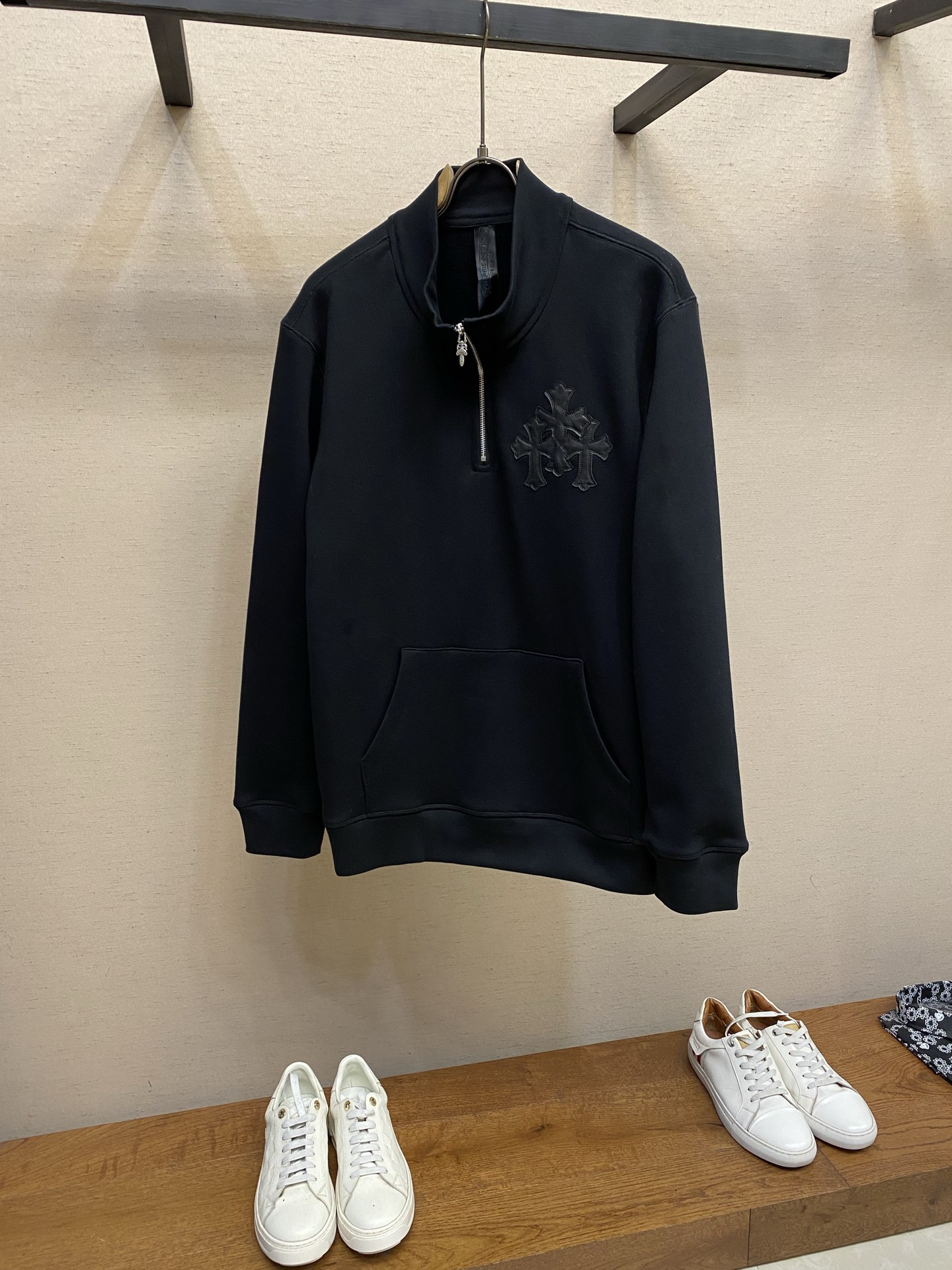 NO:712657,Chrome Hearts 25SS leather cross half-zip long-sleeved sweatshirt, purchased and developed by genuine 22719, 480g linen combed cotton fabric, 430g 1*1 matching high-end fashion brand rib, fabric fermentation, template embroidery, custom 11 leather, custom 11 back tag, custom 11 zipper, custom 11 trademark, fit version, size S-XL,, chrome hearts, hoodie, sweatshirts,19860909Chrome Hearts 25SS贴皮十字半拉链长袖卫衣 正品22719购入开发 480克麻感精梳棉面料 430克1*1配套高品潮牌罗纹 面料酵洗 模板刺绣 定制11皮革 定制11背牌 定制11拉链 定制11商标 合身版型 尺码S-XL,,chrome hearts,hoodie,sweatshirts,,Men's clothing