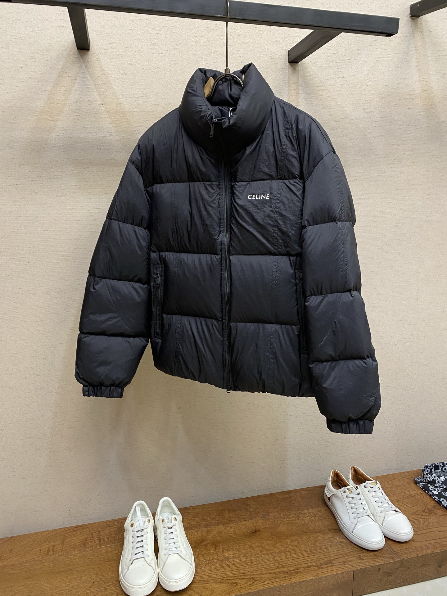 NO:712650,Celine black down jacket, a classic short bread jacket design, high-density nylon fabric + white duck down filling, full of warmth! The stand-up collar is windproof, and the logo on the chest is low-key and recognizable. The loose version can be easily controlled by both men and women. The black color is super versatile and can be used for daily casual or street style. It has enough down content and is warm to wear below freezing in winter. It is suitable for wearing with sweaters and sweaters. It is a must-have and practical item in winter!  Size M-3xl,,celine,hoodie,sweatshirts,sweaters,down jacket,19860909Celine黑色羽绒服,经典短款面包服设计,高密度尼龙面料+白鸭绒填充,保暖力满分!立领防风,胸前 Logo低调有辨识度.宽松版型,男女都能轻松驾驭,黑色超百搭,日常休闲或街头风都OK.充绒量足,冬天零下穿也暖和,内搭毛衣卫衣都很合适,是冬季必备实用单品! 尺码M-3xl,,celine,hoodie,sweatshirts,sweaters,down jacket,,Men's clothing