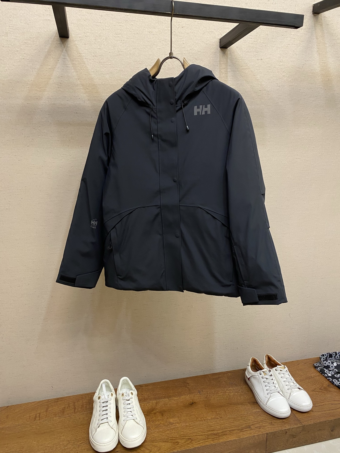 NO:712637,The new autumn and winter down jackets are high-end customized and filled with top-quality national standard pure 90 goose down. The quality can withstand any form of inspection, presenting a brand new look and giving you a unique upper body experience!  They have gone through a strict selection process, and their fluffiness and resilience are extremely superior, and their cold-proof performance is beyond doubt!  Customized original metal zipper, fashionable and versatile. The upper body is elegant and handsome, full of personality, and has a brand new sense of sight!  Ready for sale, sizes M, L, XL M length 72 bust 115 shoulder width 51 L length 73.5 bust 120 shoulder width 5319860909秋冬新款羽绒服外套 高端定制 内填充顶级国标纯正90鹅绒 品质经得起任何形式检验,呈现一种焕然一新,赋予你与众不同的上身体验！均经过严格的挑选工序,其蓬松感与与回弹性都极为优越,御寒性能更是毋庸置疑！定制原版金属拉链,时尚百搭潮 上身优雅帅气,个性十足,焕然一新的即视感！现货发售, 尺码M,L,XL M衣长72 胸围115 肩宽51 L衣长73.5 胸围120 肩宽53 XL衣长75 胸围125 肩宽55,,jackets & coats,down jacket,,Men's clothing