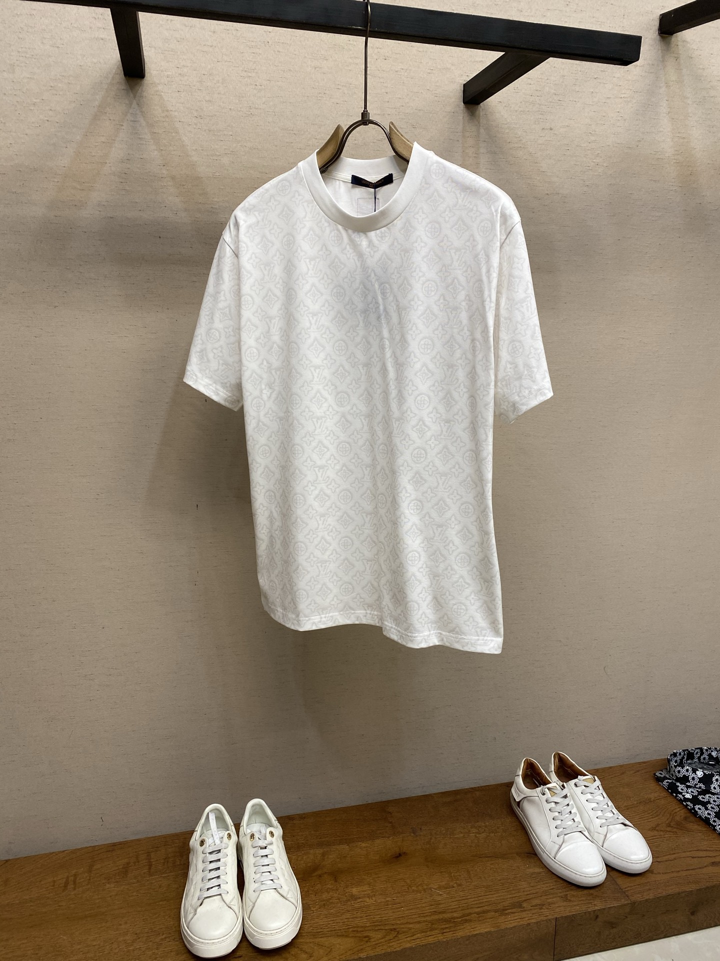 NO:712656,1V jacquard short-sleeved T-shirt, using classic Monogram jacquard design, white main tone, low-key and recognizable. High-quality cotton material, soft and breathable, super comfortable to wear in summer. Simple round neck, loose fit, tolerant to a variety of body types, suitable for wearing alone or layered with it! The jacquard craftsmanship makes the texture three-dimensional, perfect texture, easy to control for commuting and leisure, it is a versatile and practical item in the LV men's series. Sizes XS-L, Louis  vuitton,T-shirt,tees,t-shirt,198609091V 提花短袖T恤,采用经典Monogram提花设计,白色主调,低调又有辨识度.高品质棉料,柔软透气,夏天穿超舒服 圆领简约,宽松版型,包容 多种身材,单穿或内搭都很OK!提花工艺让纹理立体,质感满分,通勤休闲都能轻松驾驭,是LV男装系列的百搭实用单品 尺码XS-L,,louis vuitton,T-shirt,tees，t-shirt,,Men's clothing