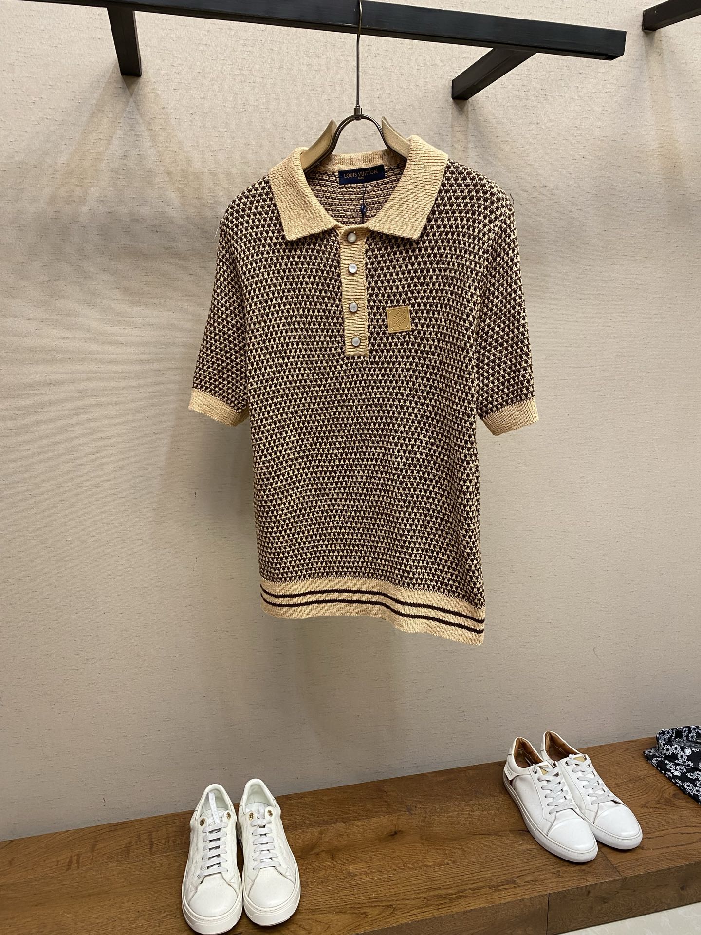 NO:712658,1V 1V/Louis SS26 spring and summer new mesh thick knitted short-sleeved Polo shirt  It is made of YB custom-woven cotton fabric, which is naturally soft and comfortable for the upper body. It has first-class breathability, allowing the skin to breathe freely, and is not prone to sweating due to hot weather. The lines are straight and not distorted at all. It can be disassembled and positioned accurately during the weaving process. The neckline is knitted finely, stiffly and stylishly, and can maintain its shape well, and it is not easy to loosen after being worn many times.  ; The edges of the folds are flat and connect naturally with the main body; the buttons are of high quality, warm in color, firmly embedded in the clothes, and open and close smoothly; the ribbed cuffs and hem have just the right elasticity and are comfortable to wear, with both overall design and practicality. The overall routing is straight and delicate, the fabric is comfortable and soft, and the colors are consistent without color difference.  It can be matched with the same style to create a fashionable look, and can be used in various occasions. Customized accessories, complete with three standards, same style for men and women!  Size S-XL,,louis vuitton,T-shirt,198609091V 1V/路易 SS26 春夏新款 网眼粗针针织短袖Polo衫 采用YB定织棉质面料,天然柔软上身舒适感拉满,透气性一流,能让肌肤自由呼吸,不易闷热出汗线条笔直,没有丝毫扭曲变形,在编织过程中拆解精准定位;领口部分,针织细密挺括有型,能很好地保持形状,多次穿着也不易松弛;翻折处边缘平整,与主体部分衔接自然;纽扣质感上乘,色泽温润,牢固地镶嵌在衣服上,开合顺畅;袖口和下摆的罗纹收口,弹性恰到好处穿着舒适,整体设计感和实用性兼备.整体走线平直细腻,面料舒适柔软,颜色一致无色差 能与同款搭配营造时尚造型,驾驭各种场合,定制辅料,三标齐全,男女同款！ 尺码S-XL,,louis vuitton,T-shirt,,Men's clothing