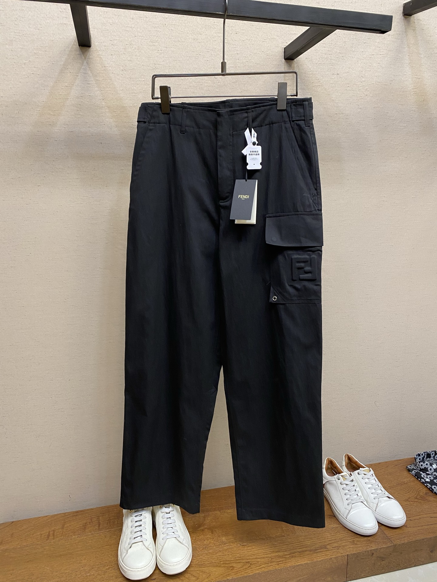 NO:712652,Fendi gabardine belt loop zipper patch pocket cargo trousers, purchased and developed for 9500, 60-count nylon-cotton blended twill fabric TR lining, fabric fermentation wash, high temperature embossing, custom 11 snap buttons, custom 11 trouser hook fasteners, custom 11 buttons, custom 11 zippers, custom 11 eyelets, custom 11 trademarks, loose fit, size S-XL,,fendi,19860909Fendi 华达呢腰带环拉链贴袋工装长裤 正品9500购入开发 60支锦绵混纺斜纹面料 TR里布 面料酵洗 高温压花 定制11四合扣 定制11裤钩扣 定制11纽扣 定制11拉链 定制11鸡眼 定制11商标 宽松版型 尺码S-XL,,fendi,,Men's clothing