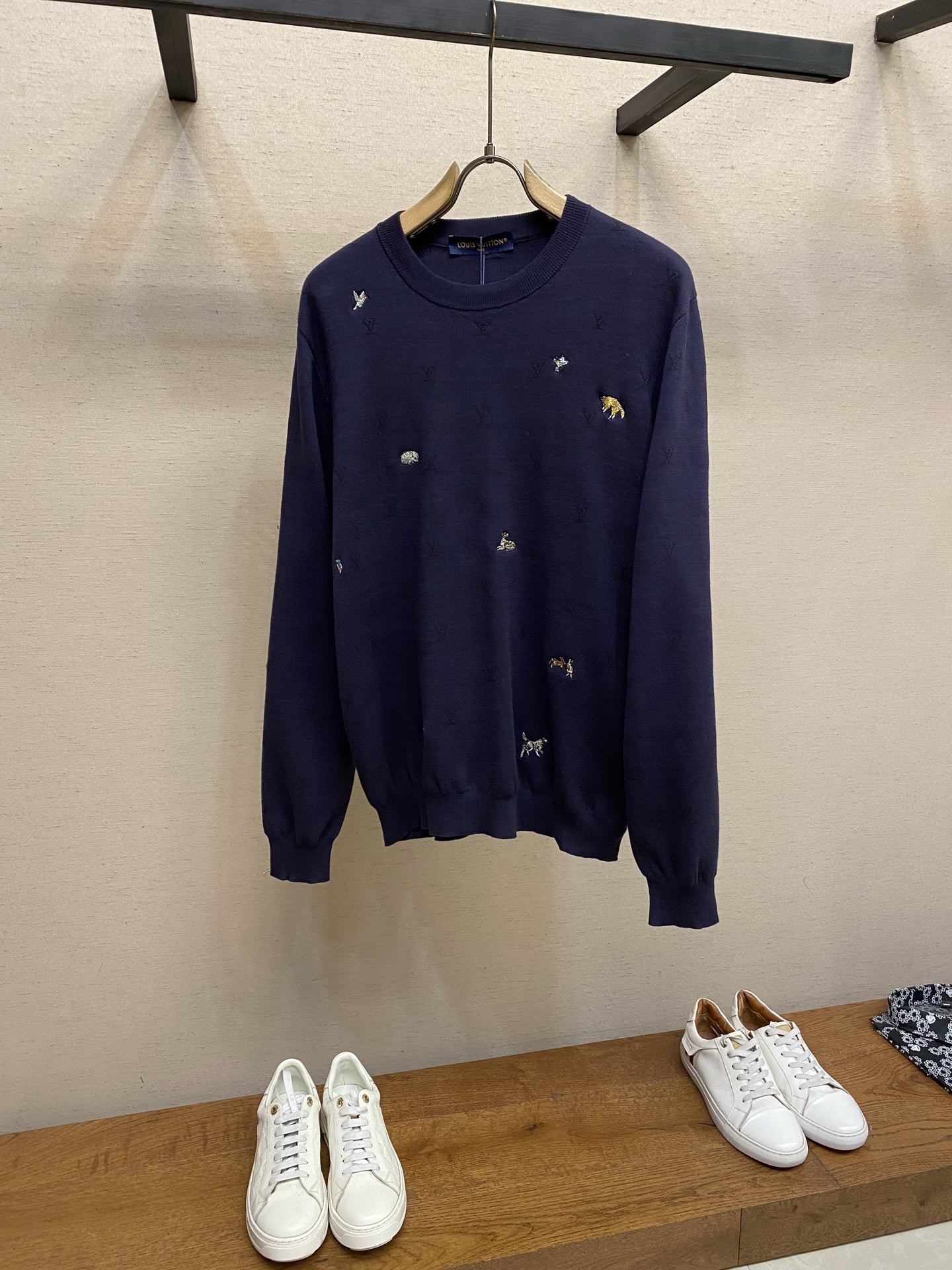 NO:712654,1V 全幅动物长袖毛衣 原,900购买；混纺绵羊毛毛料、全幅提花标识标识、挨针仿真刺绣动物贴饰、标准版型、全套辅料配备 # 混纺绵羊毛毛料 The use of blended sheep wool fabric ensures that the fabric has the natural warmth, excellent drape and comfortable elasticity of wool. German STOLL woven 10-needle full-width jacquard logo pattern, the logo pattern on the entire garment is processed by the top German STOLL computer  Jacquard flat knitting machines are directly woven using yarns of different colors during the weaving process. '10 needles' represents extremely high weaving density and fineness. Its function is that the pattern and fabric are integrated without any additional touch, and it has permanent color fastness and excellent durability.  # 英伦乡间动物刺绣贴饰 The animal appliques are processed using the needle-stitch simulated embroidery process. The needle-stitch embroidery is a straight-line embroidery in which stitches are closely connected and evenly arranged. It is very suitable for outlining a clear and smooth outline. After positioning the pattern on the jacquard fabric, a variety of stitches such as needle-stitch embroidery are used to embroider lifelike animal patterns.  Then it is accurately cut into independent patches. On the delicate jacquard base, a three-dimensional, vivid and playful focus decoration is added. The simulated embroidery technique makes the animal image rich in details, and forms a clever contrast between 'weaving' and 'embroidery', and two-dimensional texture and three-dimensional pattern with the woven jacquard.  # 版型结构风格 衣物为标准版型长袖圆领衫,袖口和下摆采用罗纹收口,起到保暖、防风并利落线条的作用.整体设计语言融合了经典奢华与田园趣味全幅同色调提花呈现的是内敛、重复的经典品牌美学；手工感强烈的动物刺绣贴饰则注入了故事性、自然气息和俏皮活力. 尺码XS-L,,sweaters,198609091V 全幅动物长袖毛衣 原,900购买；混纺绵羊毛毛料、全幅提花标识标识、挨针仿真刺绣动物贴饰、标准版型、全套辅料配备 # 混纺绵羊毛毛料 采用混纺绵羊毛面料,这确保了织物兼具羊毛的天然保暖性、优良的悬垂感和舒适弹性.德国STOLL机织10针全幅提花标识图案,整件衣服上的标识图案通过顶级的德国STOLL电脑提花横机,在织造过程中使用不同颜色的纱线直接编织而成.“10针”代表极高的织造密度和精细度.其作用是图案与面料浑然一体,无任何附加触感,具有永久的色牢度和卓越的耐用性. # 英伦乡间动物刺绣贴饰 采用了挨针仿真刺绣工艺处理动物贴饰,挨针绣是一种针脚紧密相连、排列均匀的直线绣,非常适合勾勒清晰平滑的轮廓.在提花织片面料上定位对花后,用挨针绣等多种针法绣出栩栩如生的动物图案,然后将其精确切割成独立的贴饰.细腻的提花基底上,增加富有立体感、生动俏皮的焦点装饰.仿真的刺绣技法使动物形象细节丰富,与机织提花形成“织”与“绣”、平面肌理与立体图案的巧妙对比. # 版型结构风格 衣物为标准版型长袖圆领衫,袖口和下摆采用罗纹收口,起到保暖、防风并利落线条的作用.整体设计语言融合了经典奢华与田园趣味全幅同色调提花呈现的是内敛、重复的经典品牌美学；手工感强烈的动物刺绣贴饰则注入了故事性、自然气息和俏皮活力. 尺码XS-L,,sweaters,,Men's clothing