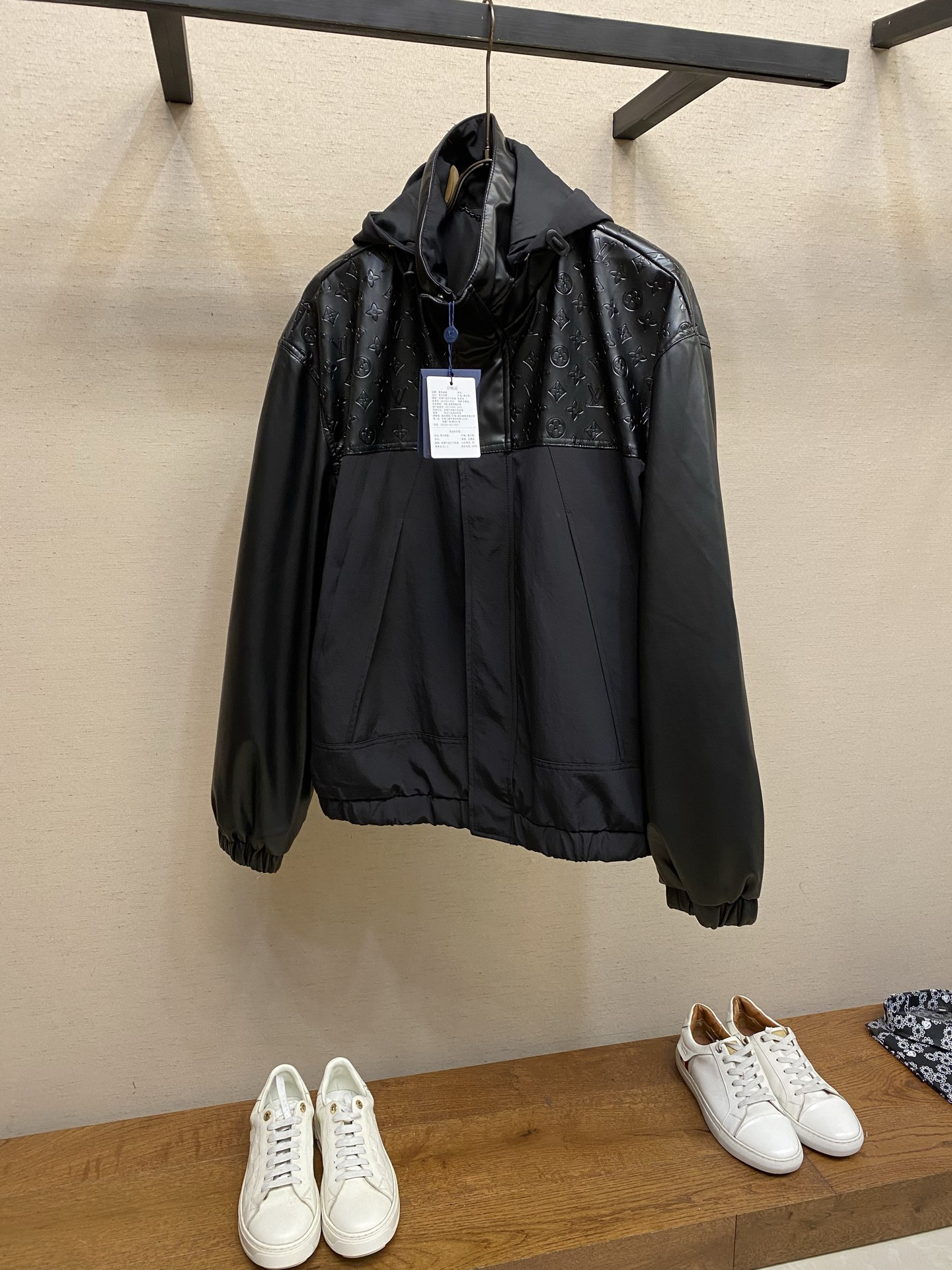 NO:712644,1V's new windproof jacket is reimagined this season with a clever mix of blended nylon and butter-soft sheepskin. The leather yoke is embossed with the Monogram logo, the leather stand-up collar hides a foldable hood, and the sleeves are also made of soft leather. The elastic hem and cuffs are paired with roomy pockets for both comfort and style. Available in sizes S-XL,,jackets & coats,sheepskin,hats,198609091V 新款防风夹克在本季迎来焕新演绎,巧妙混搭了混纺锦纶和黄油般柔软的羊皮革.皮革抵肩饰有 Monogram 压纹标识,皮革立领内藏可折叠兜帽,衣袖亦采用柔软皮革打造.弹力下摆和袖口搭配宽大口袋,兼顾舒适体验与潮流型格. 尺码S-XL,,jackets & coats,sheepskin,hats,,Men's clothing