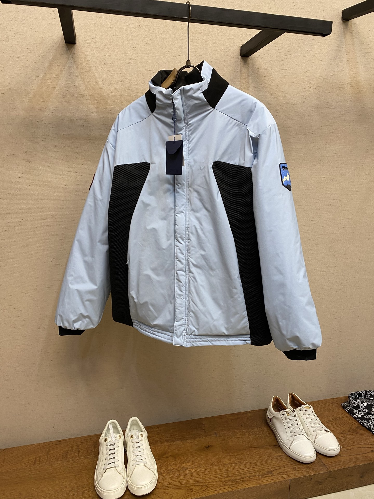 NO:712662,1V Lujia reversible logo patchwork jacket,  Made of imported high-density windproof nylon fabric, the texture is light and crisp and has excellent waterproof and wind-resistant properties. Both the front and back fabrics have been treated with special processes, making them smooth to the touch and drape well, taking into account practicality and wearing comfort. It adopts a double-sided design, one side is light blue and black mesh for a sporty style, the shoulder is decorated with the brand badge logo, and the other side is a black base.  Equipped with a dark logo print, it low-key highlights the brand's tone, and can be unlocked in two styles with one piece. The neckline adopts a stand-up collar design, equipped with a hidden zipper opening and closing, which fits the neck while improving the windproof effect. The splicing workmanship of the body is exquisite, and the lines are smooth and neat. The overall version is loose and casual tailoring, which is highly tolerant and can be controlled by all kinds of body shapes, suitable for daily casual or outdoor wear!  Sizes S-XL,,louis vuitton,louis vuitton,jackets & coats,198609091V 驴家双面穿徽标拼接夹克, 采用进口高密防风锦纶面料,质地轻薄挺括且具备优异的防水抗风性能,正反两面面料皆经过特殊工艺处理,触感顺滑且垂坠感佳,兼顾实用性与穿着舒适度；采用双面穿设计,一面为浅蓝拼黑网纱的运动风造型,肩部饰有品牌徽章标识,另一面为黑色底搭配暗纹徽标印花,低调彰显品牌调性,一件解锁两种穿搭风格；领口采用立领设计,配有隐藏式拉链开合,贴合颈部的同时提升防风效果,衣身拼接处工艺细腻,线条流畅利落；整体版型为宽松休闲剪裁,包容性强,各类身形皆能驾驭,日常休闲或户外穿搭！ 尺码S-XL,,louis vuitton,louis vuitton,jackets & coats,,Men's clothing