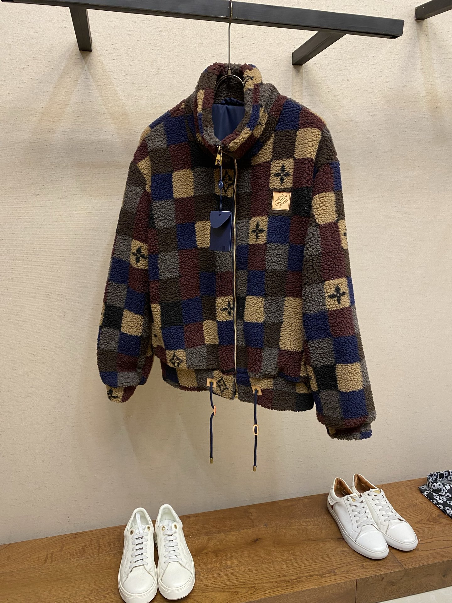 NO:712642,1V color block checkerboard lambswool jacket  Made of imported custom-made lambswool fabric, the texture is fluffy and soft, it is skin-friendly and has excellent warmth retention and breathability, ensuring the quality and practicality of the jacket. The collar adopts a stand-up collar design, which fits the neck line, which can effectively prevent wind and keep warm, while creating a neat shape; the body uses checkerboard stitching.  The craftsmanship and color matching are rich and layered, with the brand's classic presbyopic embroidery logo. The craftsmanship is exquisite and eye-catching, breaking the monotony and highlighting the brand recognition; the placket is designed with a metal zipper opening and closing, and the zipper head is equipped with the brand logo, which makes it smooth and easy to put on and take off, adding exquisite details to the plush item.  Sizes S-XL,,jackets & coats,198609091V拼色棋盘格羊羔毛夹克 采用进口定制羊羔毛面料,质地蓬松柔软,穿着亲肤且具备优秀的保暖性与透气性,保证了夹克的品质与实穿性；领口采用立领设计,贴合颈部线条,能有效防风保暖,同时塑造出利落的造型感；衣身运用棋盘格拼接工艺,色彩搭配层次丰富,搭配品牌经典老花刺绣标识,工艺细腻醒目,打破单调感的同时彰显品牌辨识度；门襟采用金属拉链开合设计,拉链头带有品牌标识,拉合顺滑且提升穿脱便捷性,为毛绒单品增添精致细节. 尺码S-XL,,jackets & coats,,Men's clothing