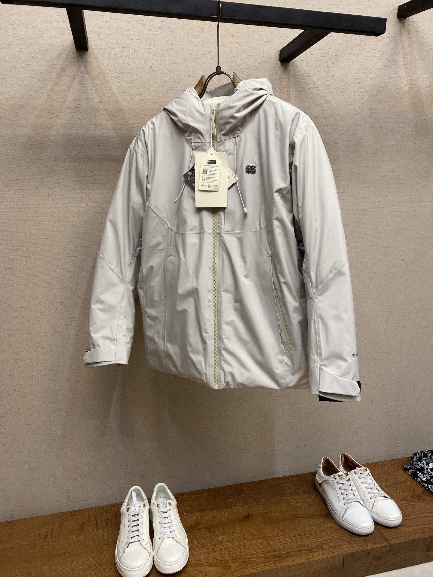 NO:712648,Kolon Sport men's down jacket is filled with 90 goose down (800 fill power high-quality goose down, waterproof down jacket with 3L lightweight GORE-TEX fabric, and a new TUBE filling method, which not only meets the windproof and cold resistance effects, but also improves internal moisture permeability. The armpits are made of technological filling fibers to ensure thermal insulation and improve breathability, and are designed with armpit zippers to improve comfort during high-intensity exercise.  There is a large mesh pocket on the inside, which is used to store mountaineering goggles and other items needed for mountaineering, hiking and sports. The detachable snow skirt design can meet the needs of outdoor sports such as skiing. Size M-2xl, skirts, down jacket,19860909Kolon Sport 可隆男款羽绒服冲锋衣 填充90鹅绒（800蓬松度高品质鹅绒,配合3L轻量GORE-TEX面料的防水羽绒冲锋衣,搭配全新TUBE式充绒方式,既满足防风,抗寒的效果,同时,提高内部透湿性腋下采用科技填充纤维,保证保温性,提高透气性,配合腋下拉链设计◇提高高强度运动时的舒适性 内侧设有大尺寸网布口袋,用于登山,徒步以运动时所需的登山镜等物件的收纳需求,可拆卸式雪裙设计,可满足滑雪等户外运动 尺码M-2xl,,skirts,down jacket,,Men's clothing