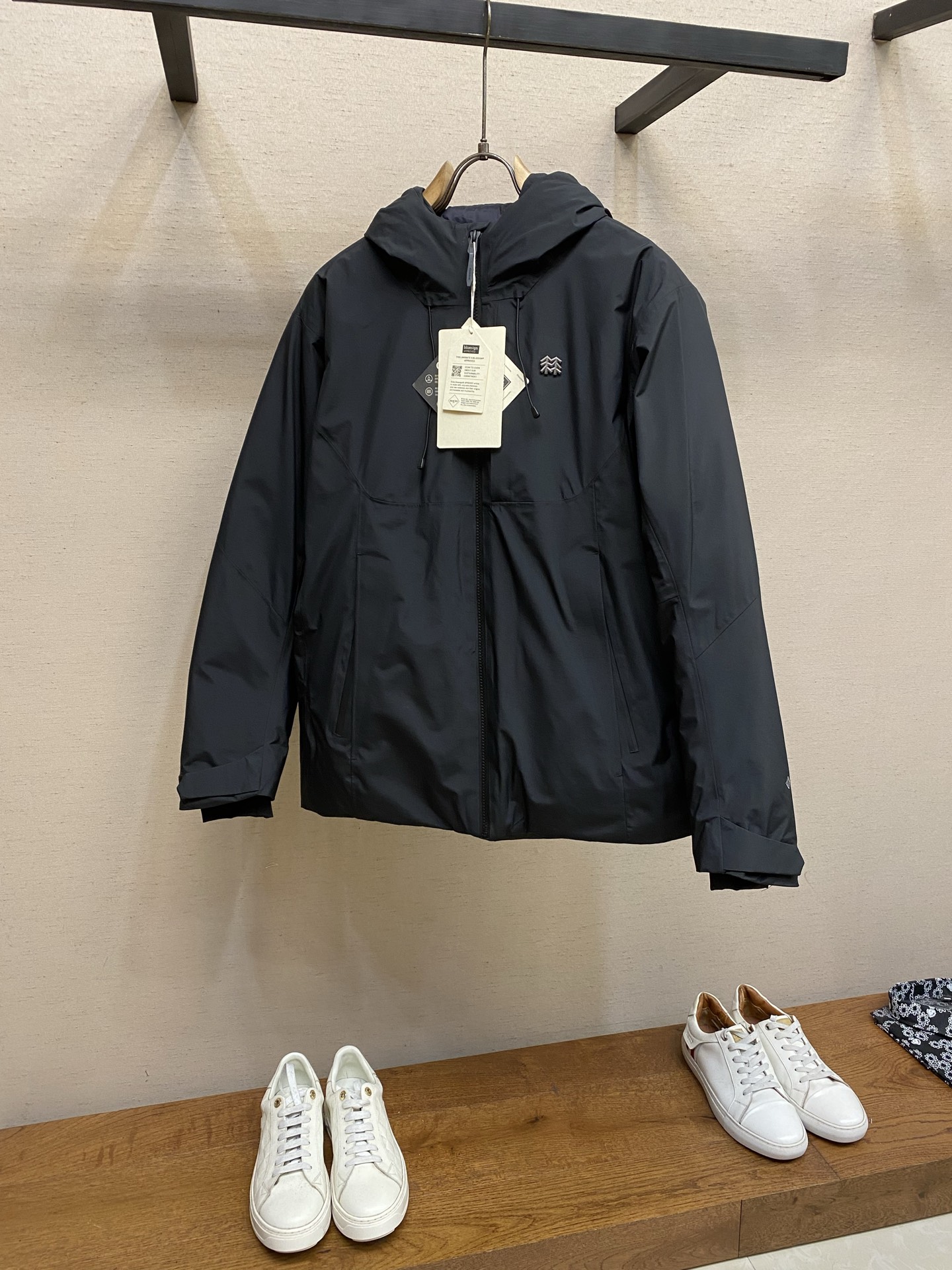 NO:712646,Kolon Sport men's down jacket is filled with 90 goose down (800 fill power high-quality goose down, waterproof down jacket with 3L lightweight GORE-TEX fabric, and a new TUBE filling method, which not only meets the windproof and cold resistance effects, but also improves internal moisture permeability. The armpits are made of technological filling fibers to ensure thermal insulation and improve breathability, and are designed with armpit zippers to improve comfort during high-intensity exercise.  There is a large mesh pocket on the inside, which is used to store mountaineering goggles and other items needed for mountaineering, hiking and sports. The detachable snow skirt design can meet the needs of outdoor sports such as skiing. Size M-4xl, skirts, down jacket,19860909Kolon Sport 可隆男款羽绒服冲锋衣 填充90鹅绒（800蓬松度高品质鹅绒,配合3L轻量GORE-TEX面料的防水羽绒冲锋衣,搭配全新TUBE式充绒方式,既满足防风,抗寒的效果,同时,提高内部透湿性腋下采用科技填充纤维,保证保温性,提高透气性,配合腋下拉链设计◇提高高强度运动时的舒适性 内侧设有大尺寸网布口袋,用于登山,徒步以运动时所需的登山镜等物件的收纳需求,可拆卸式雪裙设计,可满足滑雪等户外运动 尺码M-4xl,,skirts,down jacket,,Men's clothing