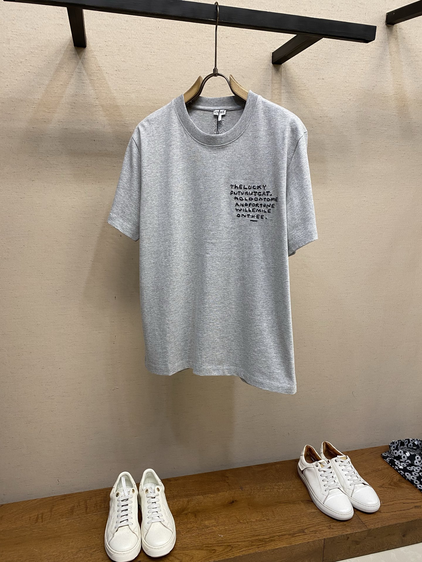 NO:844327,Loewe supports after-sales 2026FW early spring series lightweight cotton loose-fitting half-sleeved T-shirt, decorated with Lucky Cat and Anagram embroidery on the chest. The T-shirt is inspired by Louis Wain's 'Futurist Cats' ceramic vase series. Half-sleeved T-shirt. The most versatile style!  It goes well with leggings... It is recommended to wrap it inside a laundry bag and machine wash it quickly in cold water or dry clean it!  Avoid soaking in warm water/rubbing with hands.... Sizes S-XL, Louis Vuitton, Loewe, Tees, T-shirt,19860909Loewe 支持年后售后 2026FW早春系列轻盈棉质 宽松版型半袖T 恤,胸前饰有 Lucky Cat 和 Anagram 刺绣.T 恤灵感源自 Louis Wain 的 “Futurist Cats” 陶瓷花瓶系列.半袖T恤 .最百搭的款式！搭配leggings穿也妥妥哒…… 洗涤方式建议反面包裹洗衣袋冷水快速机洗或干洗！忌温热水浸泡/手搓.... 尺码S-XL,,louis vuitton,loewe,tees，t-shirt,,Men's clothing