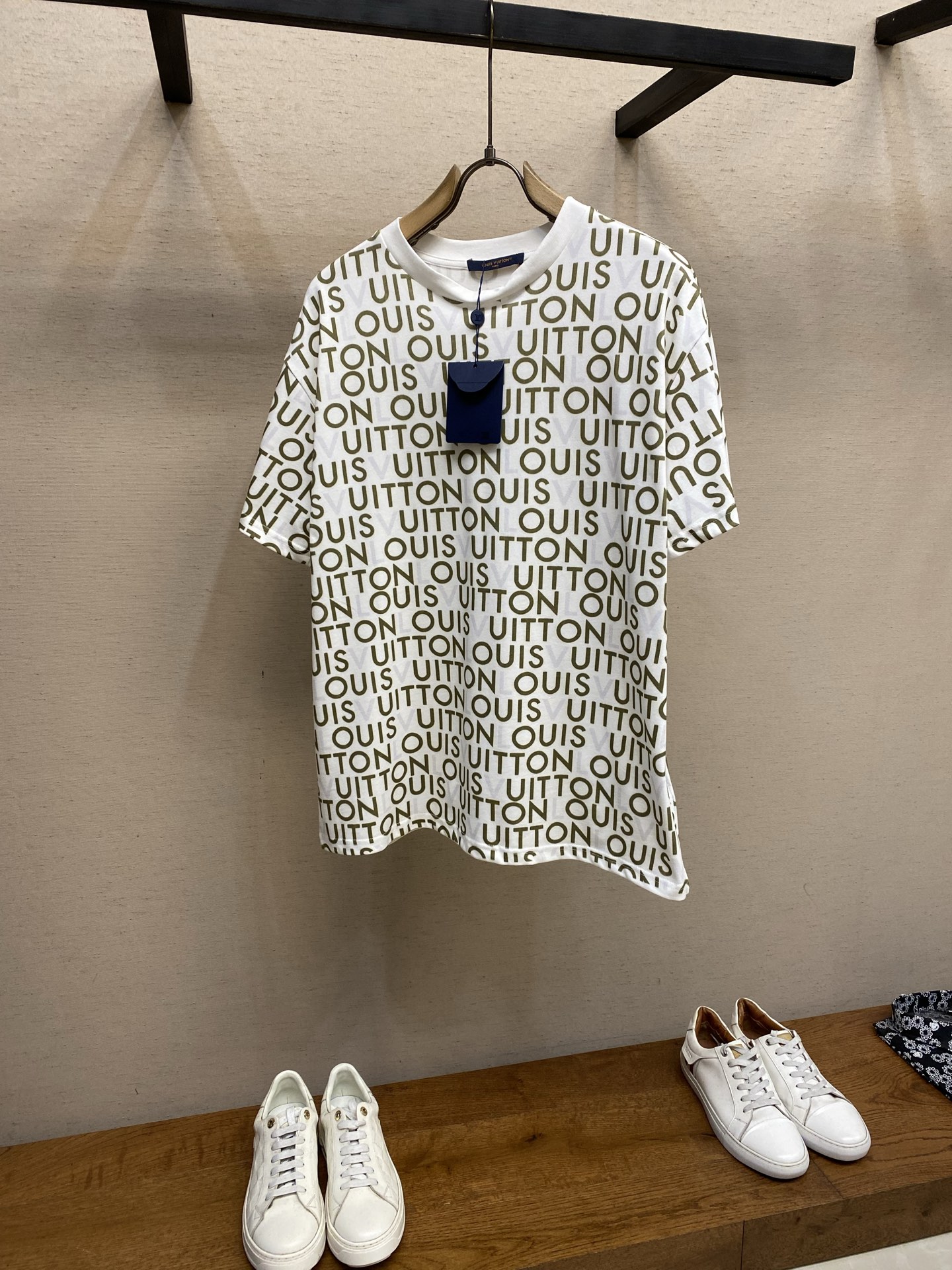 NO:727740,1V supports after-sales service 2026 Ouis printed short-sleeved T-shirt, white bottom + dark green 'Ouis' lettering, super recognizable! The cotton fabric is breathable and comfortable, completely OK to wear in summer ~ Loose fit, casual and fashionable, easy to control in daily life or vacation. Pair it with jeans and casual shoes, and you can easily get the trendy feeling! It belongs to the LV trend series, don't miss it if you like high-end fashion~ Sizes S-XL, Louis  vuitton,jeans,T-shirt,tees,t-shirt,198609091V 支持年后售后 2026 Ouis印花短袖T恤,白色底+深绿'Ouis'字母,辨识度超高!棉质面料透气舒适,夏天穿完全OK~宽松版型,休闲又时髦,日常或度假都能轻松驾驭.搭配牛仔裤,休闲鞋,轻松get潮流感!属于LV潮流系列,喜欢高端时尚的别错过~ 尺码S-XL,,louis vuitton,jeans,T-shirt,tees，t-shirt,,Men's clothing