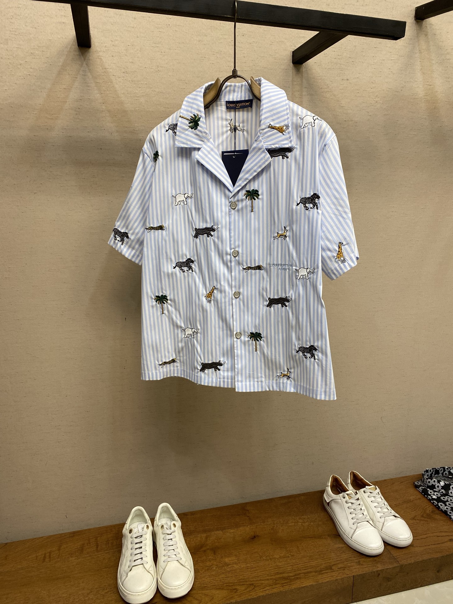 NO:727756,1V supports after-sales 2026 men's series short-sleeved shirts, blue and white vertical stripes + animal embroidery, inspired by travel and exploration, elephants, giraffes, zebras and other elements are super energetic. Lightweight cotton fabric, very breathable for summer wear, lapel + button placket design, casual and refined. Genderless style, both men and women can easily control it, paired with white sneakers or casual pants, perfect for daily travel and vacation!  Size S-XL,,sneakers,shirts,T-shirt,198609091V 支持年后售后 2026 男装系列短袖衬衫,蓝白竖条纹+动物刺绣,灵感来自旅行与探索,大象,长颈鹿,斑马等元素超有活力 轻薄棉质面料,夏天穿很透气,翻领+纽扣开襟设计,休闲又精致.无性别风格,男女都能轻松驾驭,搭配白色运动鞋或休闲裤,日常出行,度假都很适合! 尺码S-XL,,sneakers,shirts,T-shirt,,Men's clothing