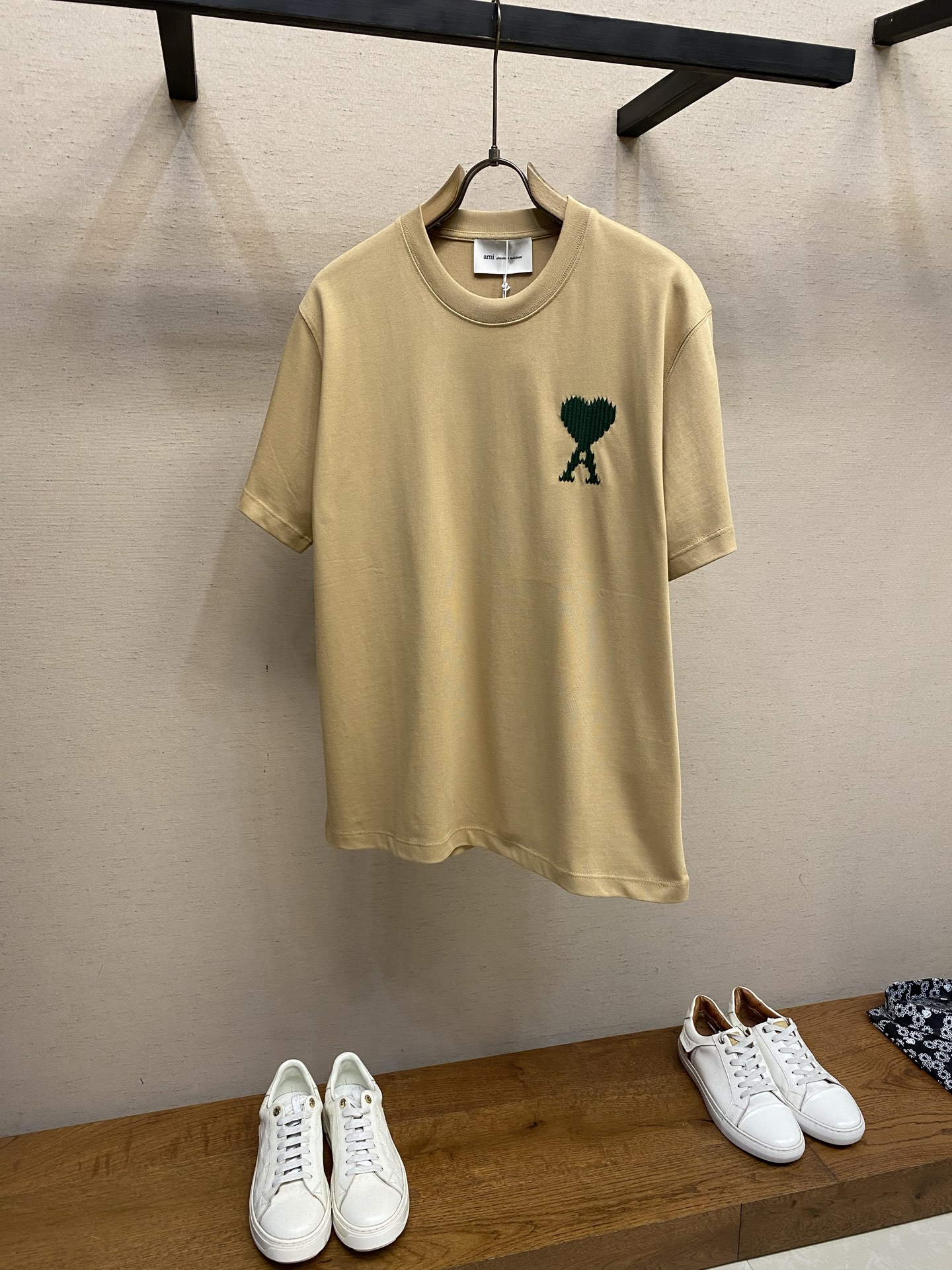 NO:931007,AMI... Amy 2026FW Year of the Horse limited edition mosaic woolen embroidery / AMI embroidery of the same color on the back. Loose-fitting cotton half-sleeved T-shirt. Washing method: For pure cotton products, please wrap the reverse side in a laundry bag for quick machine washing in cold water!  !  Do not soak/wash in warm water!  !  !  !  !  !  Size S-XL,,amiri,tees,t-shirt,19860909AMI……艾米 2026FW马年限定款马赛克毛线绣 /后背同色AMI刺绣 宽松版棉质半袖T恤 洗涤方式纯棉制品请反面包裹洗衣袋冷水快速机洗！！不得浸泡/温热水洗涤！！！！！！ 尺码S-XL,,amiri,tees，t-shirt,,Men's clothing