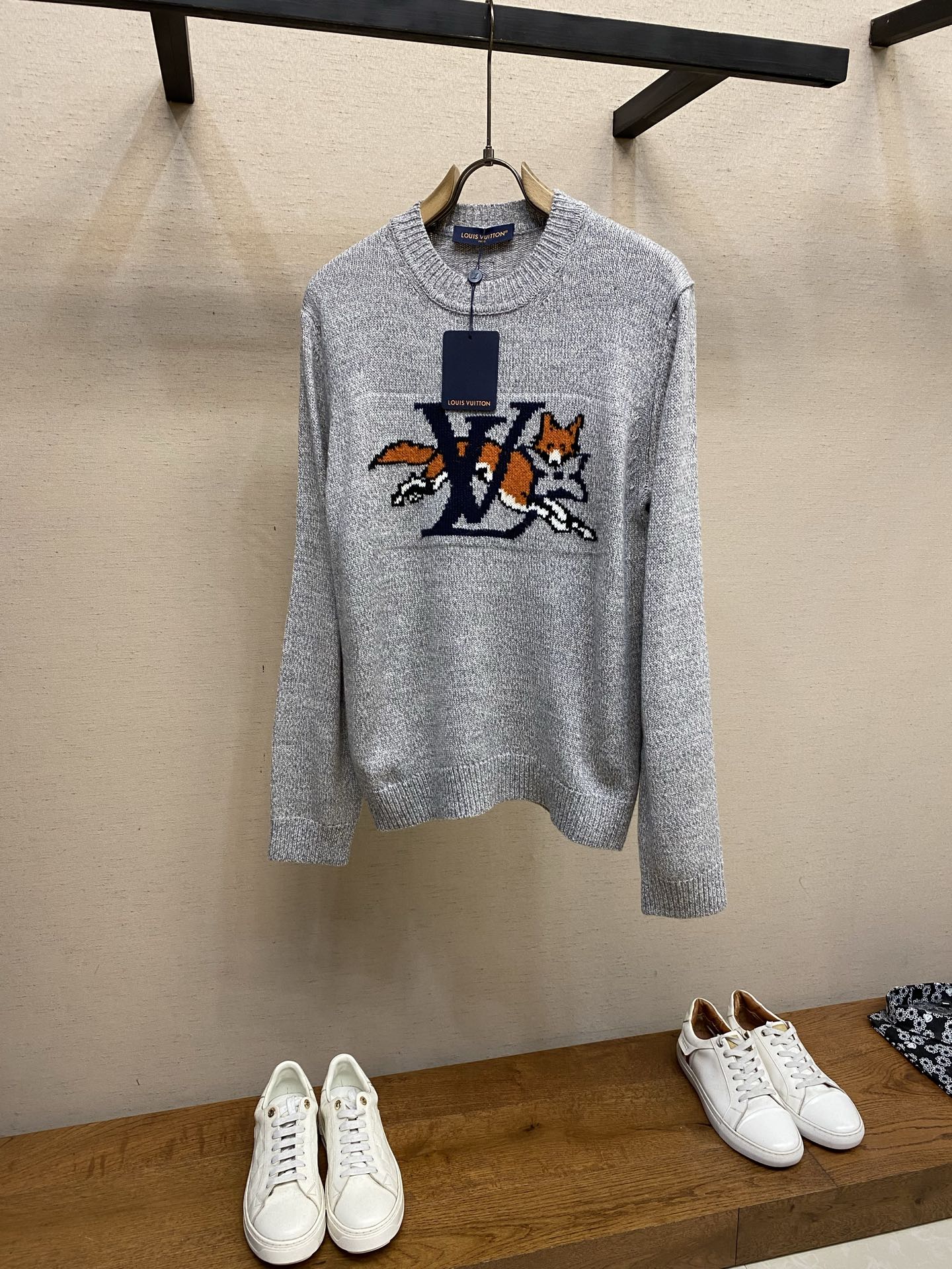 NO:727806,1V supports after-sales Louis family 2026FW early spring thick knitted sheep wool cashmere crew neck sweater. This long-sleeved coarse knitted crew neck sweater is decorated with an intarsia-inspired pattern that includes large 1V letters and a leaping fox holding a Monogram flower. Made of light-colored sheep wool and cashmere blended yarn, decorated with VVN cow leather on the back. Marque 1.Vuitton Déposée  Patch. Warm and comfortable, slightly loose fit design. Dry clean only. Sizes S-XL, Louis Vuitton, Cowhide,198609091V 支持年后售后路易家 2026FW早春 粗针织绵羊毛山羊绒圆领衫 这款长袖粗针织圆领衫,饰有灵感源自嵌花图案,图案中包含大号 1V 字母和一只衔着 Monogram 花卉的跃动狐狸.采用浅色绵羊毛与山羊绒混纺纱线制成,背面饰有 VVN 牛皮革 Marque 1.Vuitton Déposée 贴饰.温暖舒适略宽松版型设计 仅限干洗 尺码S-XL,,louis vuitton,cowhide,,Men's clothing