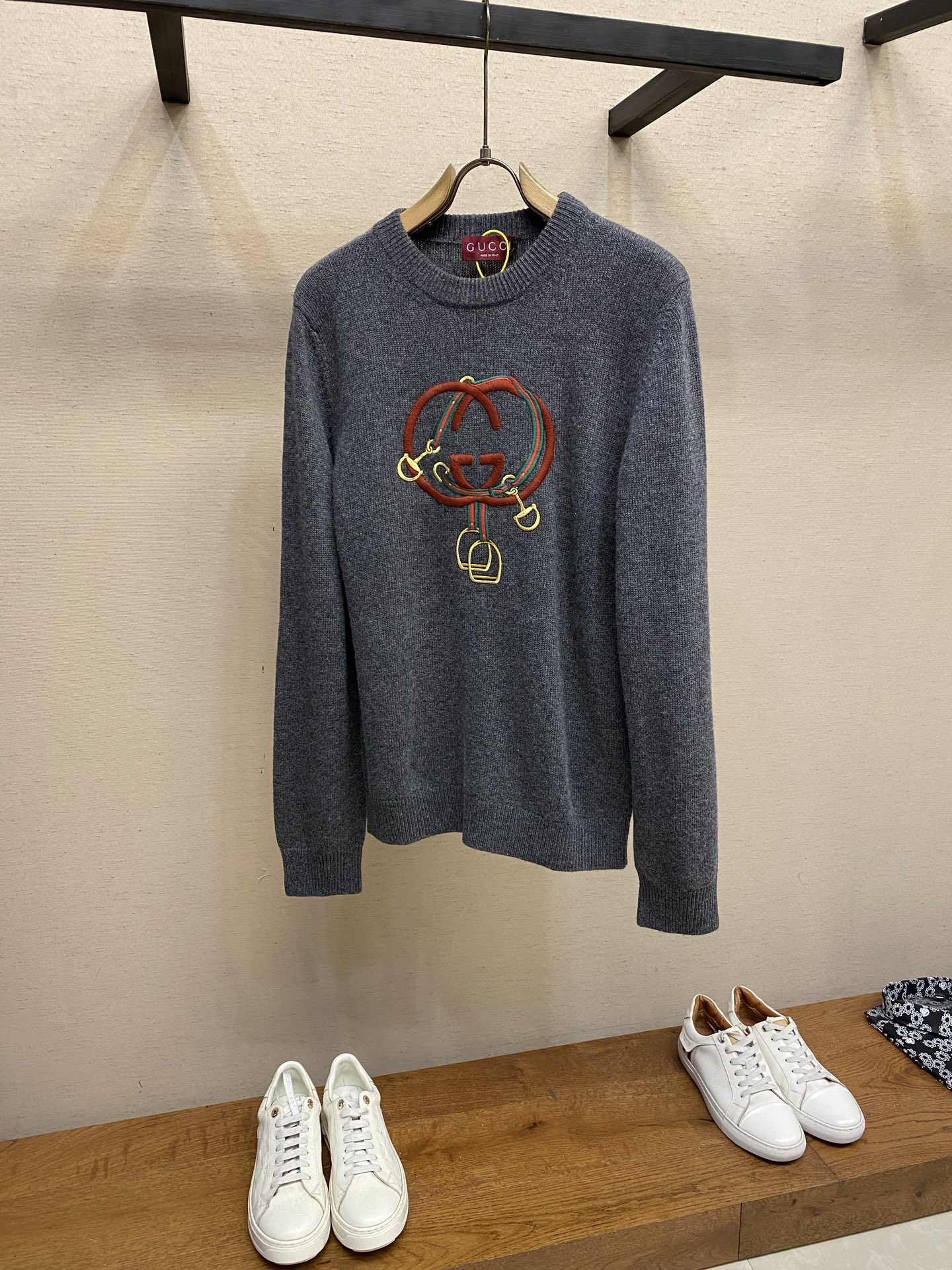 NO:728630,Gucci supports the after-sales Chinese New Year series embroidered knitted wool, dark gray knitted wool, with webbing interlocking double G and stirrup embroidery. Sizes S-XL,,gucci,19860909Gucci 支持年后售后中国新年系列饰刺绣针织羊毛 深灰色针织羊毛,搭配织带互扣式双G和马镫刺绣. 尺码S-XL,,gucci,,Men's clothing