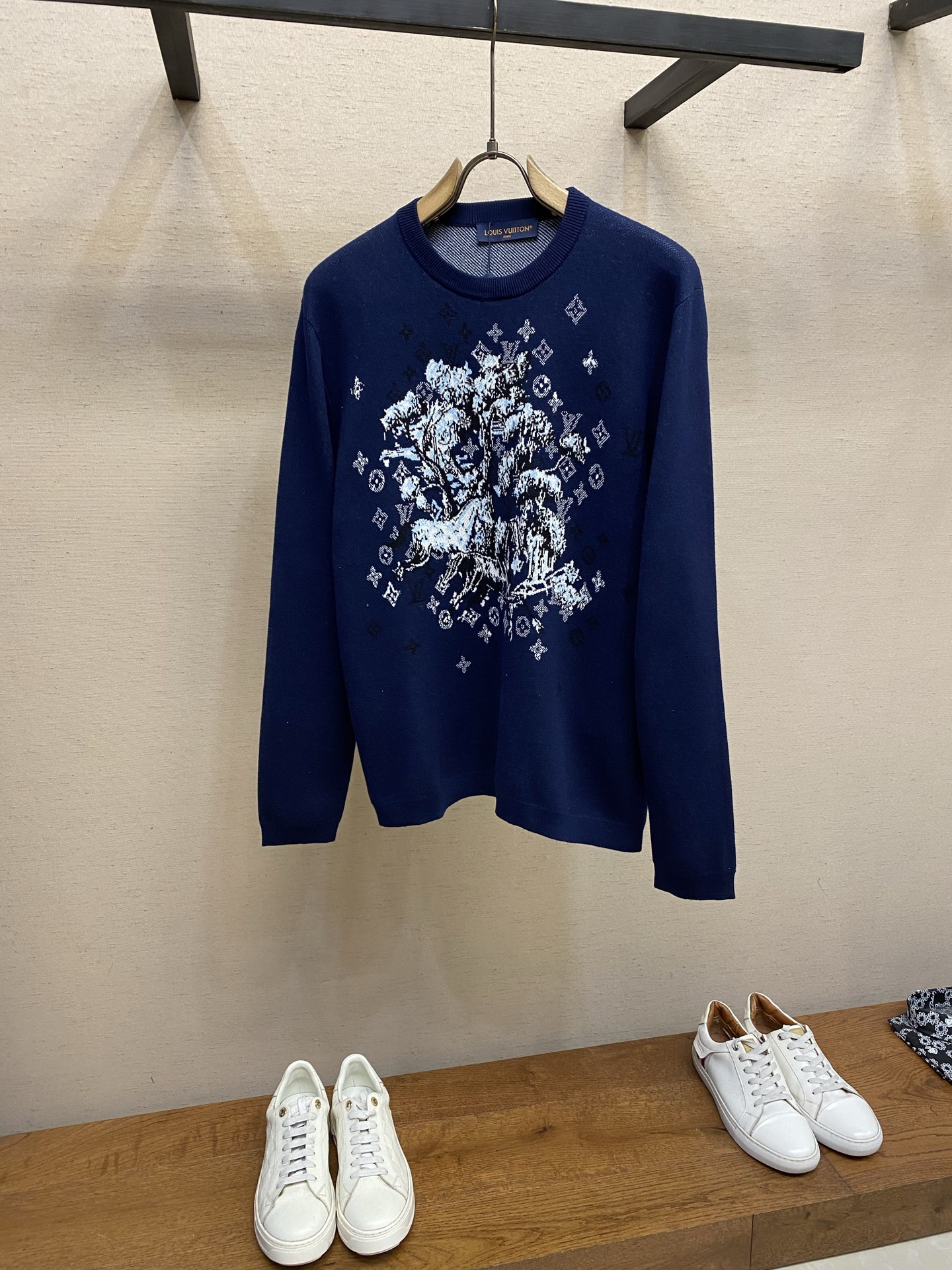NO:727797,1V Support Year-End Aftermarket This long-sleeved crewneck is made from a luxurious cotton and silk blend, decorated with the Monogram Horses pattern in a tapestry-like jacquard. The playful pattern in dark blue features two horses galloping between trees, atop a tonal gradient monogram. Inlaid with Marque 1. Vuitton Déposée signs the back of this graphic work. Sizes S-XL S Length 66 Bust 108 Shoulder Width 46 M Length 68  Bust 112, shoulder width 48, L length 70, bust 116, shoulder width 50, XL length 72, bust 120, shoulder width 52,,198609091V 支持年后售后这款长袖圆领衫采用奢华的棉丝混纺面料制成,在挂毯般的提花中装饰着Monogram Horses图案.暗蓝色的俏皮图案的特点是两匹马在树之间奔跑,在色调渐变的字母图案上.镶嵌Marque 1.Vuitton Déposée在这个图形作品的背面签名. 尺码S-XL S衣长66 胸围108 肩宽46 M衣长68 胸围112 肩宽48 L衣长70 胸围116 肩宽50 XL衣长72 胸围120 肩宽52,,,Men's clothing