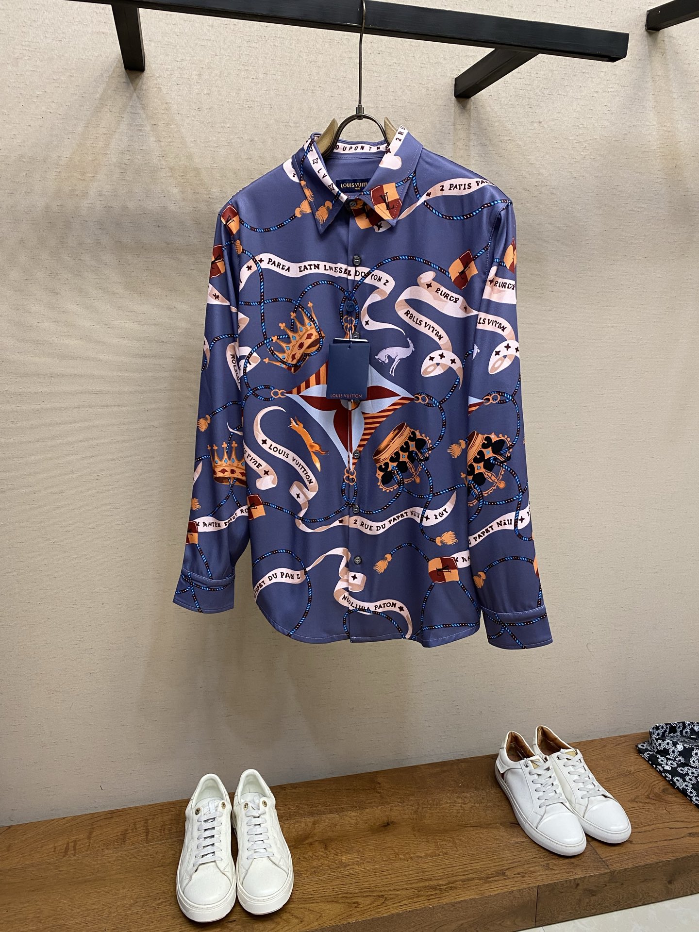 NO:727723,1V supports after-sales Louis 25FW crown streamer contrast color mulberry silk lapel long-sleeved shirt size S-XL,,louis vuitton,shirts,198609091V 支持年后售后路易 25FW皇冠飘带撞色桑蚕丝翻领长袖衬衫 尺码S-XL,,louis vuitton,shirts,,Men's clothing