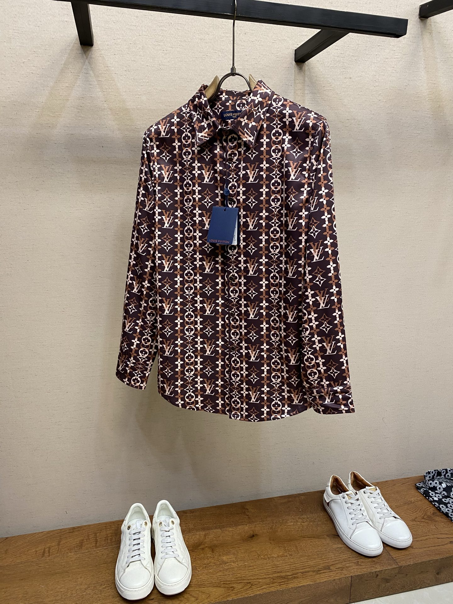 NO:727713,1V supports the after-sales service of Lujia 26 new MONOGRAM printed long-sleeved fine imitation mulberry silk shirt. This flowing shirt is made of Louis Vuitton's classic colors. It is decorated with the eye-catching Monogram Overlap pattern from the 2026 spring and summer show, and is paired with buttons as lustrous as tiger-eye quartz. This gorgeous piece injects elegant logo embellishment into the look. Sizes S-XL,, louis vuitton, louis vuitton, louis  vuitton,shirts,198609091V 支持年后售后驴家26新款MONOGRAM 印花长袖精仿桑蚕丝衬衫本款飘逸衬衫采用路易威登经典色调制成.饰以 2026 年春夏秀场醒目的满幅 Monogram Overlap 图案,并搭配光泽如虎眼石英般的纽扣.本款华美单品为造型注入雅致标识点缀. 尺码S-XL,,louis vuitton,louis vuitton,louis vuitton,shirts,,Men's clothing