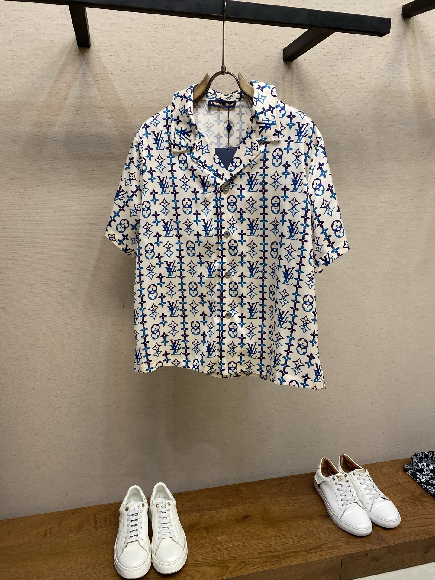 NO:727732,1V supports after-sales Louis 26SS monogram Overlap pattern printed long-sleeved mulberry silk shirt, sizes S-XL,,louis vuitton,shirts,198609091V 支持年后售后路易 26SS monogram Overlap图案印花长袖桑蚕丝衬衫 尺码S-XL,,louis vuitton,shirts,,Men's clothing