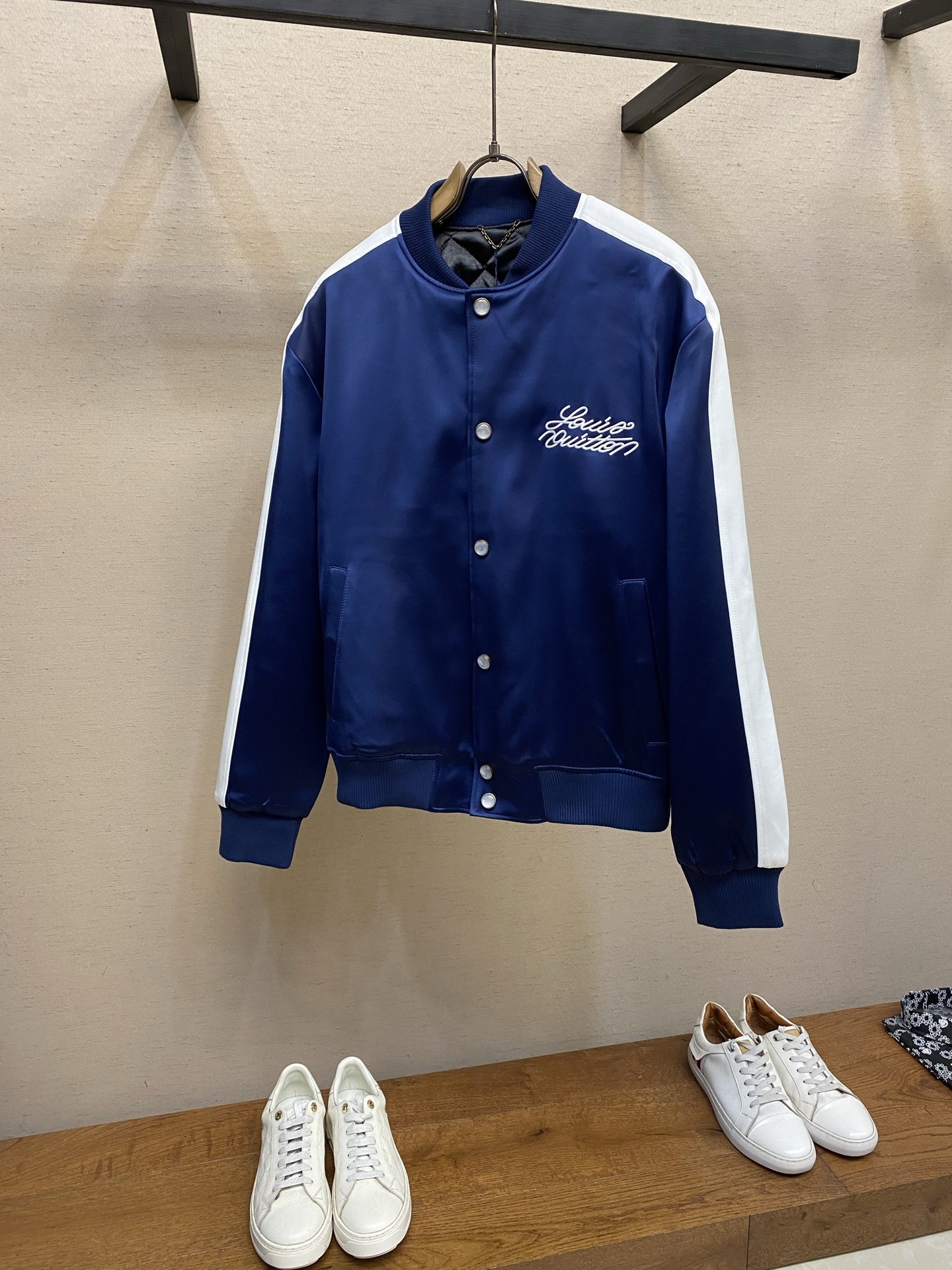 NO:727788,1V supports after-sales LV2026 Year of the Horse limited baseball uniform, dark blue satin + white stripes, simple and detailed! The ultra-exquisite horse embroidery on the back means 'success immediately'. The New Year atmosphere is full of knitted rib collar and cuffs, comfortable and warm, both men and women can easily control it, and it is great for daily or holiday wear! Sizes S-XL, Louis Vuitton,198609091V 支持年后售后 LV2026 马年限定棒球服,深蓝缎面+白色条纹,简约又有细节感!背部马匹刺绣超精致寓意 马到成功''一马当先 新年氛围感拉满针织罗纹领口和袖口,舒适又保暖,男女都能轻松驾驭,日常或节日穿都很出彩! 尺码S-XL,,louis vuitton,,Men's clothing