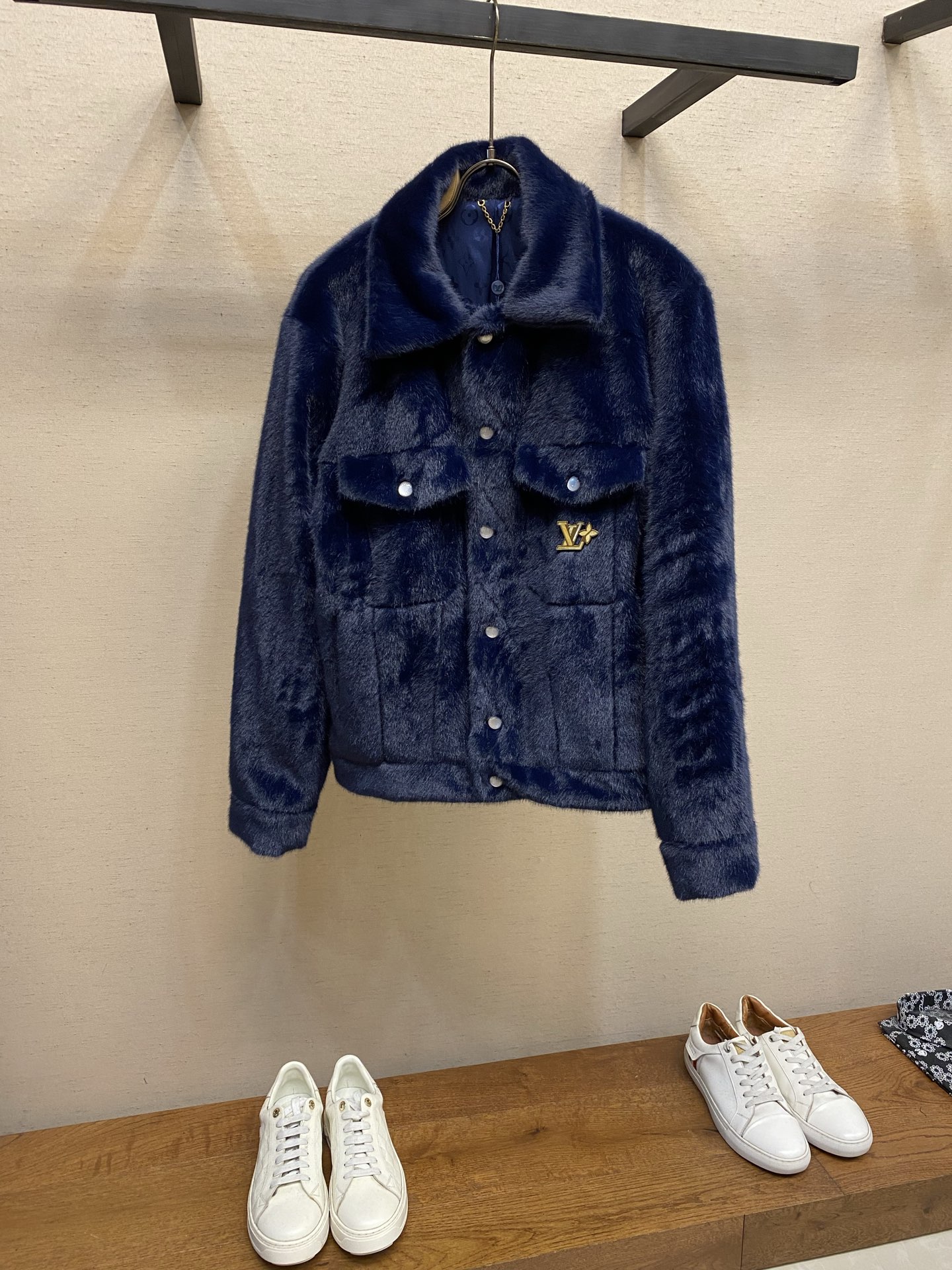 NO:727777,1V supports after-sales mink fur gold label fur jackets after the year  Customized high-quality imitation fur mink fabric, a new type of fabric made of rabbit fur blended with synthetic fiber. It has rich plush, smooth color, smooth and soft touch and excellent warmth retention. The body pattern is based on a basic jacket pattern, and the slightly loose silhouette is suitable for a variety of body types. 8 crystals on the front  The hardware opening and closing buckle is independently developed and customized with pure copper wrapped and laser-engraved logo. There is a watermark logo on the front and inside of the opening and closing buckle. The chest pocket hardware logo is also independently molded to distinguish the rhinestone version and the embroidery version on the market. The accessories are complete and washed, and the collar is made of pure copper electroplating chain, the same style for men and women.  Sizes S-XL,,jackets & coats,jackets & coats,198609091V 支持年后售后水貂毛金标皮草外套 定制高品质仿皮草水貂毛面料,采用兔毛混纺合成纤维材质的新型面料,毛绒丰厚,色泽光润,手感顺畅轻柔且保暖性极佳.衣身版型纸样采用的是基础款夹克版型,微宽松的廓形适应多种身材.前幅8个水晶五金开合扣独立开发定制纯铜包裹后做激光刻字logo.开合扣正面及内里均有水印logo.胸口口袋五金标识同样独立开模,区别市面烫钻版本和刺绣版本.辅料洗麦齐全,领口纯铜电镀链条,男女同款 尺码S-XL,,jackets & coats,jackets & coats,,Men's clothing