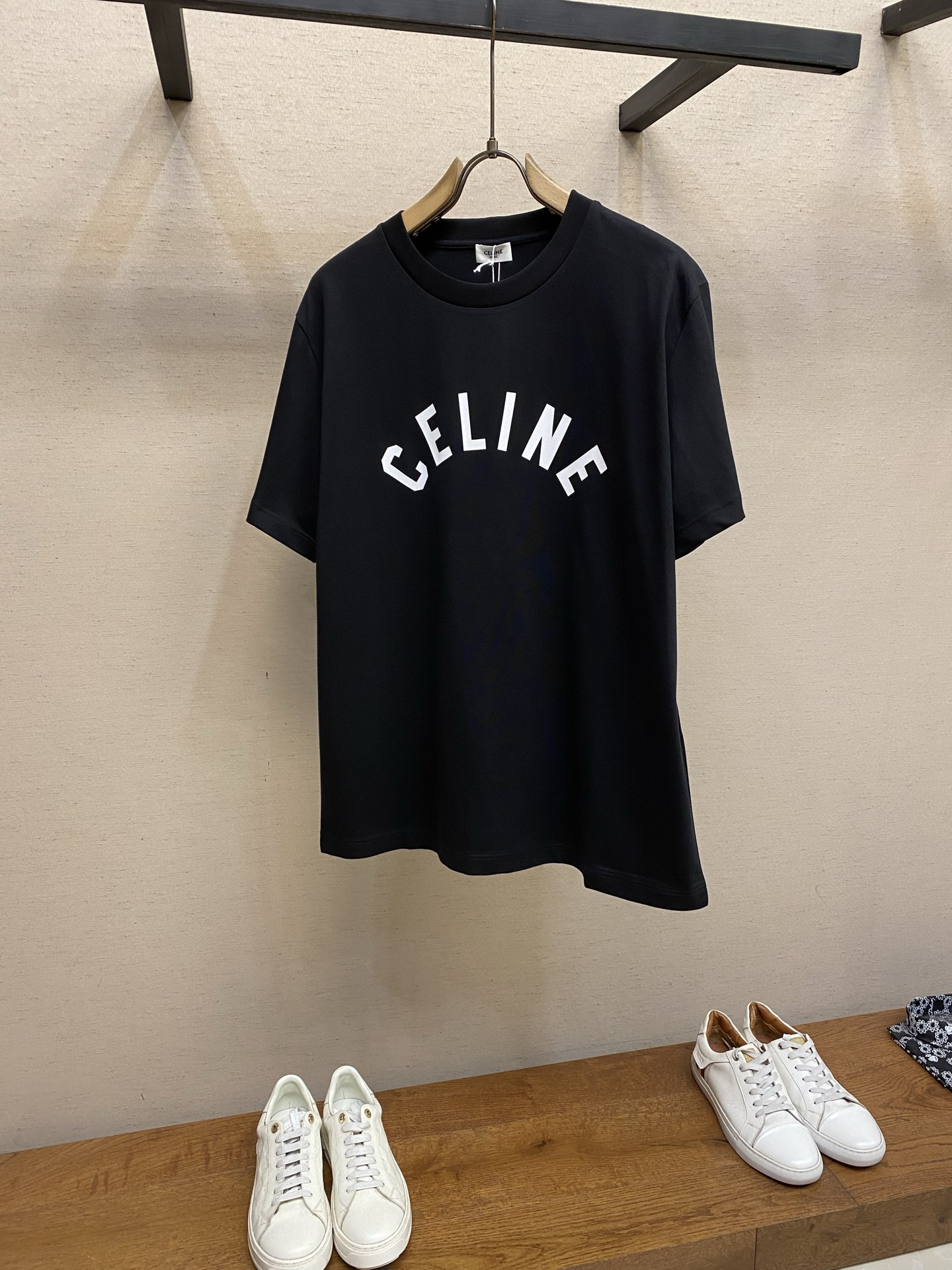 NO:725643,Celine supports after-sales service after the year. 2026FW early spring new classic brand letter printed half-sleeved T-shirt. Round neck design, CEL*NE printed cotton on the front. Loose fit, simple and classy. Soft and comfortable, loose fit, tolerant of various body types, super versatile for daily wear! It looks great with jeans or shorts, and can easily switch between casual or commuting styles. High-end simple fashion item, suitable for players who pursue quality and design. Washing method: Dry clean or wrap inside a laundry bag, wash separately and iron on the inside at medium temperature! Do not soak/wash in warm water! Size S-XL,,celine,shorts,jeans,tees,t-shirt,19860909Celine 支持年后售后 2026FW早春新品经典品牌字母印花半袖T恤.圆领设计,正面CEL*NE 印花字样棉质.宽松版型,简约又有辦识度.柔软舒适,宽松版型,包容多种身材,日常穿搭超百搭！无论配牛仔裤还是短裤都很出彩,轻松切换休闲或通勤风格.高端简约时尚单品,适合追求品质和设计感玩家 洗涤方式干洗或反面包裹洗衣袋单独洗涤后反面中温熨烫！不得浸泡/温热水洗涤！ 尺码S-XL,,celine,shorts,jeans,tees，t-shirt,,Men's clothing