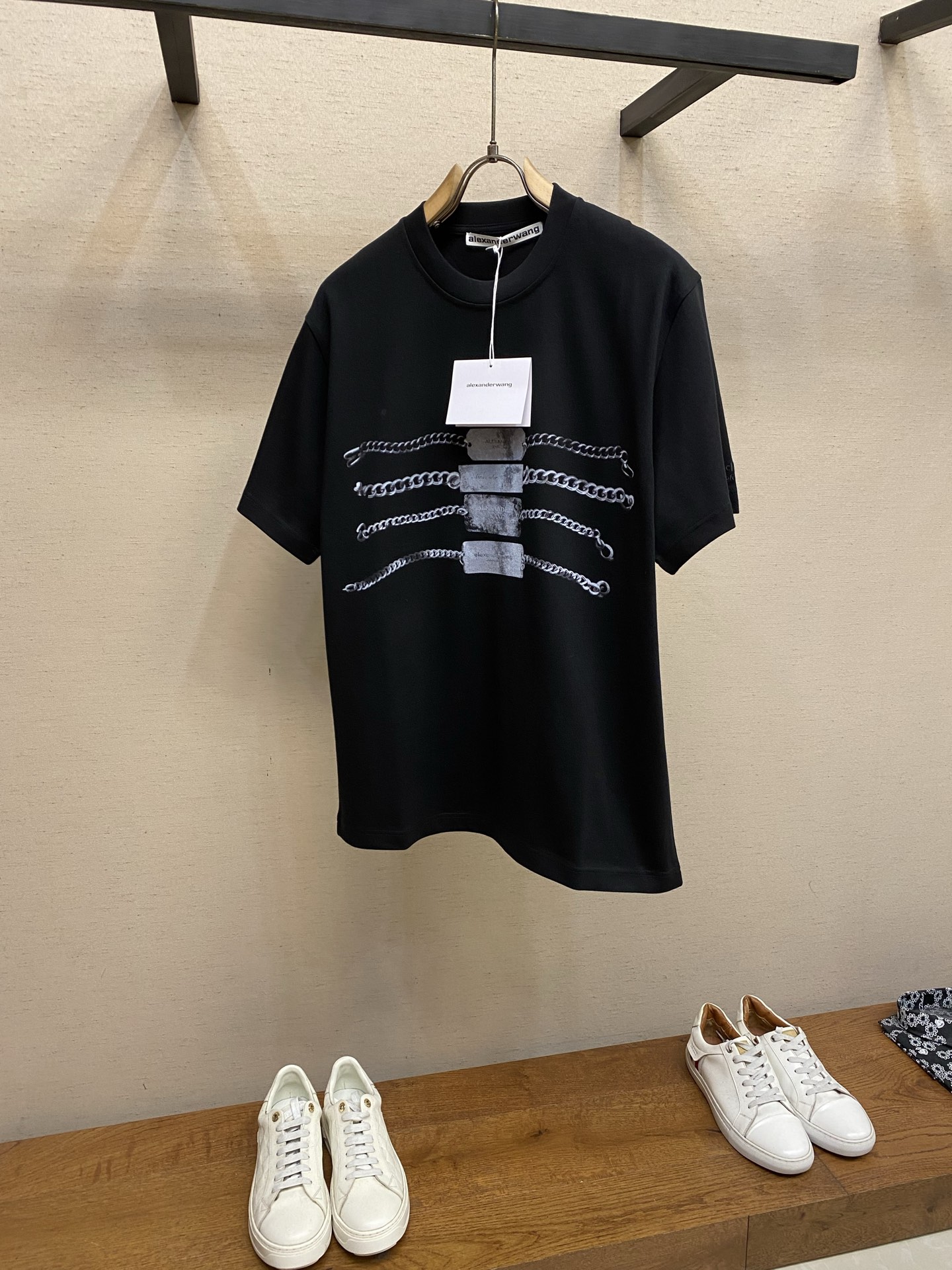 NO:728658,alexard*rwang/Support the after-sales service of Alexard*rwang. This short-sleeved T-shirt is a gothic chain print T-shirt. The chain print on the chest is very recognizable, and the cuffs have three-dimensional brand embroidery. It is simple and fashionable!  Made of pure cotton, it is comfortable and breathable to wear. It has a loose fit and can be easily worn by both men and women. It can be worn alone or layered with it. The chain pattern has a super street feel, and it looks great with jeans and overalls. It can be easily worn in daily casual and street style!  Washing method: For pure cotton products, it is recommended to wrap it in a laundry bag and quickly machine wash it in cold water or dry clean it!  Avoid soaking in warm water/rub with hands!  !  Size S-XL,,jeans,T-shirt,tees,t-shirt,19860909alexard*rwang/支持年后售后亚历*大.王哥特链条印花T恤这款短袖T恤,胸前链条印花超有辨识度,袖口有品牌立体刺绣简约又时髦！纯棉材质,穿着舒适透气,OS宽松版型,男女都能轻松驾驭,单穿or内搭都OK.链条图案超有街头感,随便搭牛仔裤、工装裤都很出彩,日常休闲、街头风都能轻松hold住！ 洗涤方式纯棉制品建议反面包裹洗衣袋冷水快速机洗或干洗！忌温热水浸泡/手搓！！ 尺码S-XL,,jeans,T-shirt,tees，t-shirt,,Men's clothing