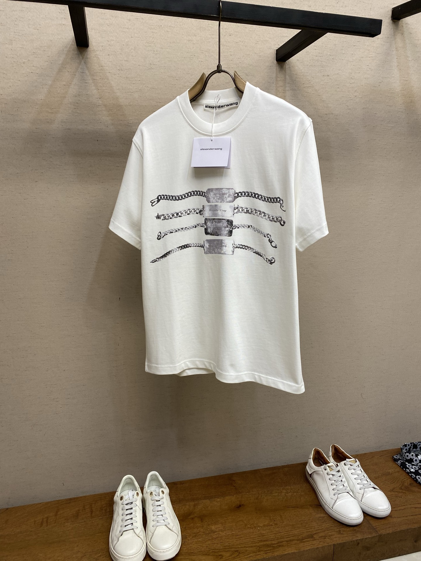 NO:728155,alexard*rwang/Support the after-sales service of Alexard*rwang. This short-sleeved T-shirt is a gothic chain print T-shirt. The chain print on the chest is very recognizable, and the cuffs have three-dimensional brand embroidery. It is simple and fashionable!  Made of pure cotton, it is comfortable and breathable to wear. It has a loose fit and can be easily worn by both men and women. It can be worn alone or layered with it. The chain pattern has a super street feel, and it looks great with jeans and overalls. It can be easily worn in daily casual and street style!  Washing method: For pure cotton products, it is recommended to wrap it in a laundry bag and quickly machine wash it in cold water or dry clean it!  Avoid soaking in warm water/rub with hands!  !  Size S-XL,,jeans,T-shirt,tees,t-shirt,19860909alexard*rwang/支持年后售后亚历*大.王哥特链条印花T恤这款短袖T恤,胸前链条印花超有辨识度,袖口有品牌立体刺绣简约又时髦！纯棉材质,穿着舒适透气,OS宽松版型,男女都能轻松驾驭,单穿or内搭都OK.链条图案超有街头感,随便搭牛仔裤、工装裤都很出彩,日常休闲、街头风都能轻松hold住！ 洗涤方式纯棉制品建议反面包裹洗衣袋冷水快速机洗或干洗！忌温热水浸泡/手搓！！ 尺码S-XL,,jeans,T-shirt,tees，t-shirt,,Men's clothing