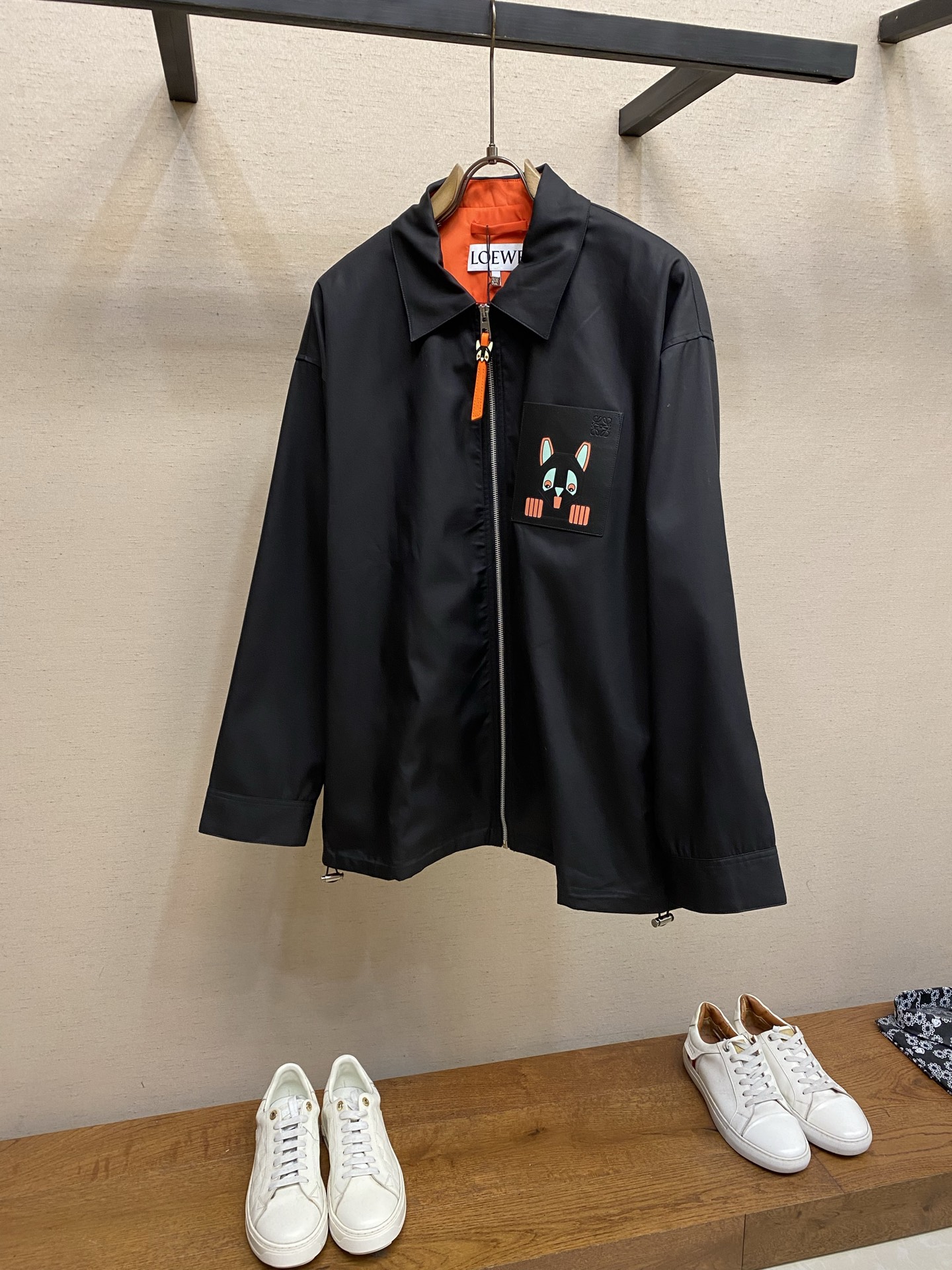 NO:936434,Loewe Luo Yiwei SS26 Louis Wain co-branded futuristic cat porcelain bottle leather pocket zipper jacket original molded hardware zipper Loewe and cat illustration master Louis Wain launch a co-branded jacket, black main color + orange lining, the visual contrast is super eye-catching!  The leather patch pocket on the chest is printed with an abstract cat pattern, which is full of fun and artistic feeling. It is made of high-quality cotton fabric and has exquisite zipper pull details. It is perfect for daily casual or trendy wear!  !  !  !  !  !  !  Size S-XL,,louis vuitton,loewe,loewe,jackets & coats,jackets & coats,19860909Loewe 罗意威 SS26 Louis Wain联名款未来主义猫咪瓷瓶皮质口袋拉链夹克外套 原版开模五金拉链 Loewe携手猫咪插画大师Louis Wain推出联名夹克,黑色主调+橙色内衬,视觉反差超吸睛！胸前皮质贴袋印有抽象猫咪图案,趣味又艺术感满满 高品质棉质面料,拉链头细节精致,日常休闲或潮流穿搭都很出彩！！！！！！！ 尺码S-XL,,louis vuitton,loewe,loewe,jackets & coats,jackets & coats,,Men's clothing