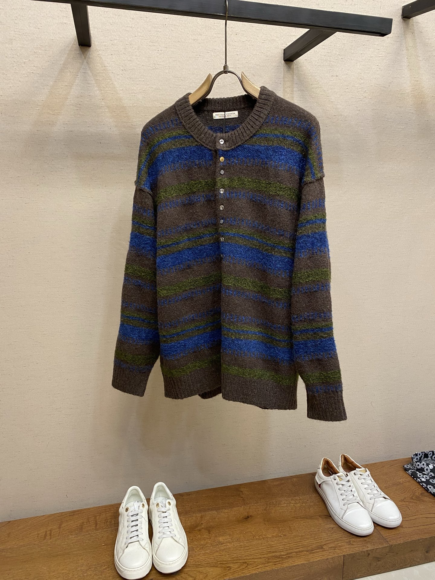 NO:728045,Bottrga Veneta supports after-sales after-sales color-blocked striped wool round-neck striped sweaters. It has a retro feel and is super atmospheric when worn in autumn and winter. The knitted fabric is soft and textured, with a loose fit + round neck + metal buttons. It is easy to put on and take off and fashionable for daily commuting. It can be easily managed casually. Paired with jeans or casual pants, you can easily get cool or retro style! Sizes XS-L,,bottega veneta,jeans,sweaters,19860909Bottrga Veneta 支持年后售后拼色条纹羊毛圆领条纹毛衣 复古感满满,秋冬穿超有氛围感.针织面料柔软有肌理,宽松版型+圆领+金属纽扣,穿脱方便又时髦日常通勤,休闲都能轻松驾驭,搭配牛仔裤或休闲裤,轻松get痞帅or复古风! 尺码XS-L,,bottega veneta,jeans,sweaters,,Men's clothing