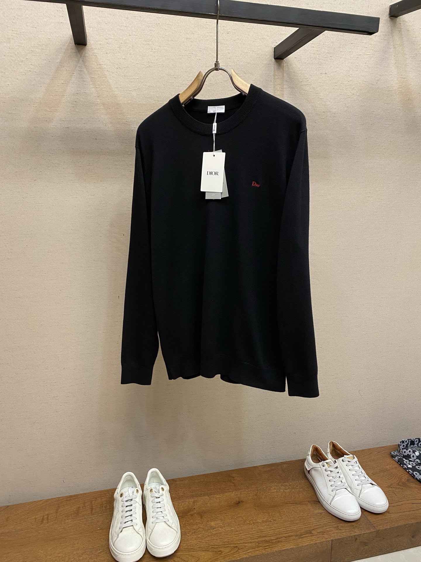 NO:728037,Dior supports after-sales after-sales jacquard chest letter round neck cardigan sweater, a perfect fusion of fashion and warmth. This jacquard chest letter round neck cardigan sweater is a must-have for the autumn and winter wardrobe. The round neck design is simple and elegant, which can easily modify the neck line and show elegance. The unique letter jacquard pattern on the chest adds personality and fashion to the whole, making you the center of attention whether you are going out daily or attending a party.  The sweater is made of high-quality fabrics, which is soft and skin-friendly and has excellent warmth retention, giving you a comfortable touch like a cloud. The cardigan style is easy to put on and take off, and is very matchable. There is no pressure to wear it with a shirt or T-shirt. Pair it with jeans or casual pants to easily create a casual and fashionable look, allowing you to maintain style and warmth in the cold season. Sizes XS-L, dior, jeans, sweaters, shirts, tees, t-shirt,19860909Dior 支持年后售后提花胸前字母圆领开衫毛衣时尚与温暖的完美融合 这款提花胸前字母圆领开衫毛衣,是秋冬衣橱的必备佳品.圆领设计简约大方,能轻松修饰颈部线条,尽显优雅气质.胸前独特的字母提花图案,为整体增添了个性与时尚感,无论是日常出街还是参加聚会,都能让你成为焦点. 毛衣选用优质面料,柔软亲肤,保暖性极佳,给你带来如云朵般的舒适触感.开衫款式方便穿脱,搭配性也超强,内搭衬衫、T恤都毫无压力,下装搭配牛仔裤或休闲裤,轻松打造出休闲又时尚的造型,让你在寒冷季节也能保持风度与温度. 尺码XS-L,,dior,jeans,sweaters,shirts,tees，t-shirt,,Men's clothing