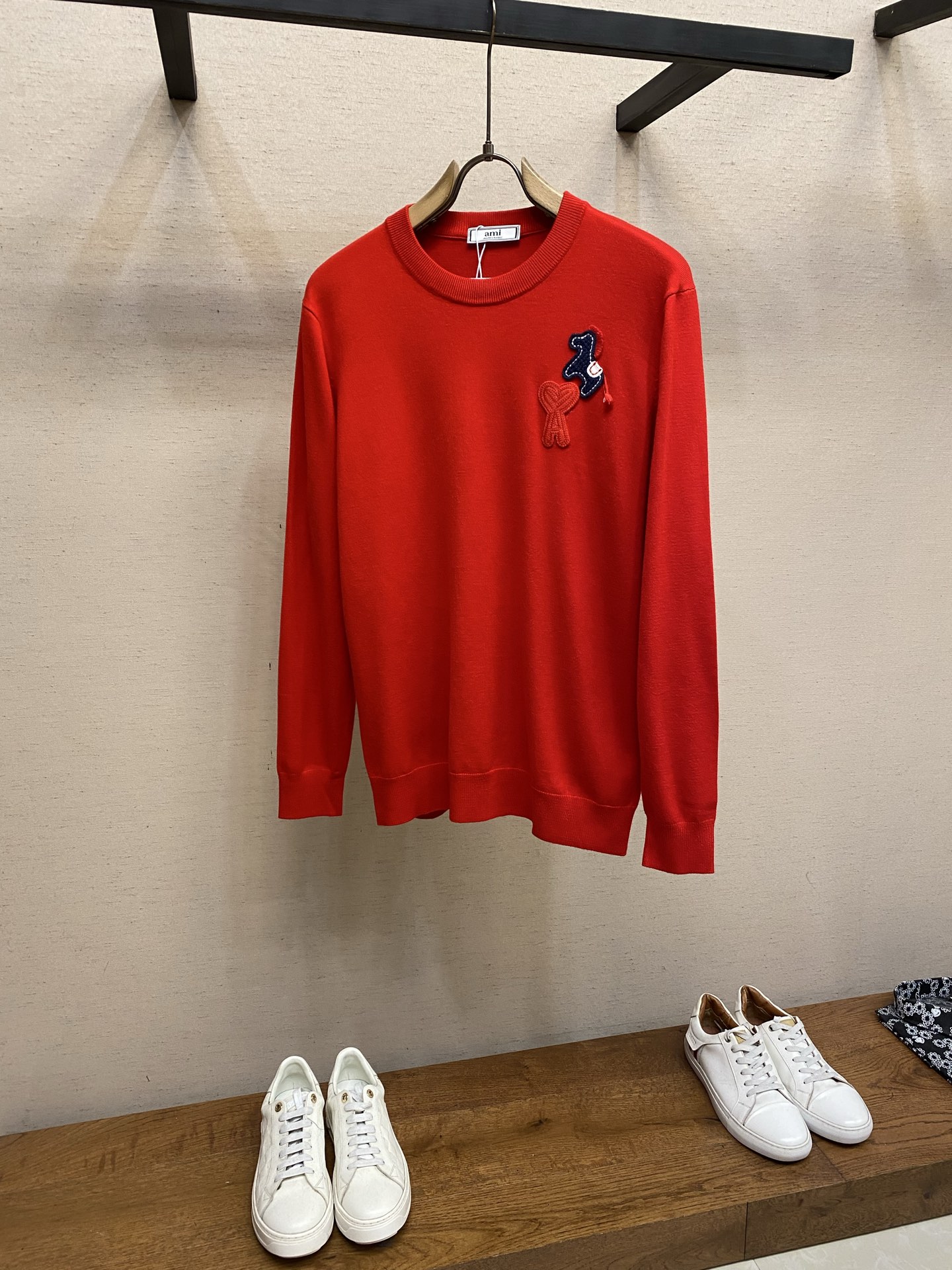 NO:728187,AMI…..  New Year's red sweaters with micro-labels on the chest are the perfect combination of festive atmosphere and fashion sense. This type of sweater is mainly in festive red, and the chest is cleverly embellished with delicate micro-labels, such as gold seal characters, three-dimensional woven pony or love logo embroidery, etc., which not only adds a sense of design, but also highlights the festival theme.  .The styles are mostly loose and lazy, suitable for different body types, and the fabrics are skin-friendly and comfortable, such as merino wool or honey bear velvet, which are warm and lightweight. Whether worn with jeans, skirts or as inner wear, they can easily create a New Year atmosphere, making you stand out from the crowd and become the focus.  Size XS-L,,skirts,jeans,sweaters,19860909AMI….. 支持年后售后新年红胸前微标毛衣是节日氛围与时尚感的完美结合.这类毛衣以喜庆的红色为主色调,胸前巧妙点缀精致微标,如金色篆体字、立体织线小马或爱心徽标刺绣等,既增添了设计感,又凸显了节日主题.其版型多为宽松慵懒风,适合不同身材穿着,且面料亲肤舒适,如美利奴羊毛或蜜熊绒等,保暖又轻盈.无论是搭配牛仔裤、半裙还是作为内搭,都能轻松营造出新年氛围感,让你在人群中脱颖而出,成为焦点. 尺码XS-L,,skirts,jeans,sweaters,,Men's clothing