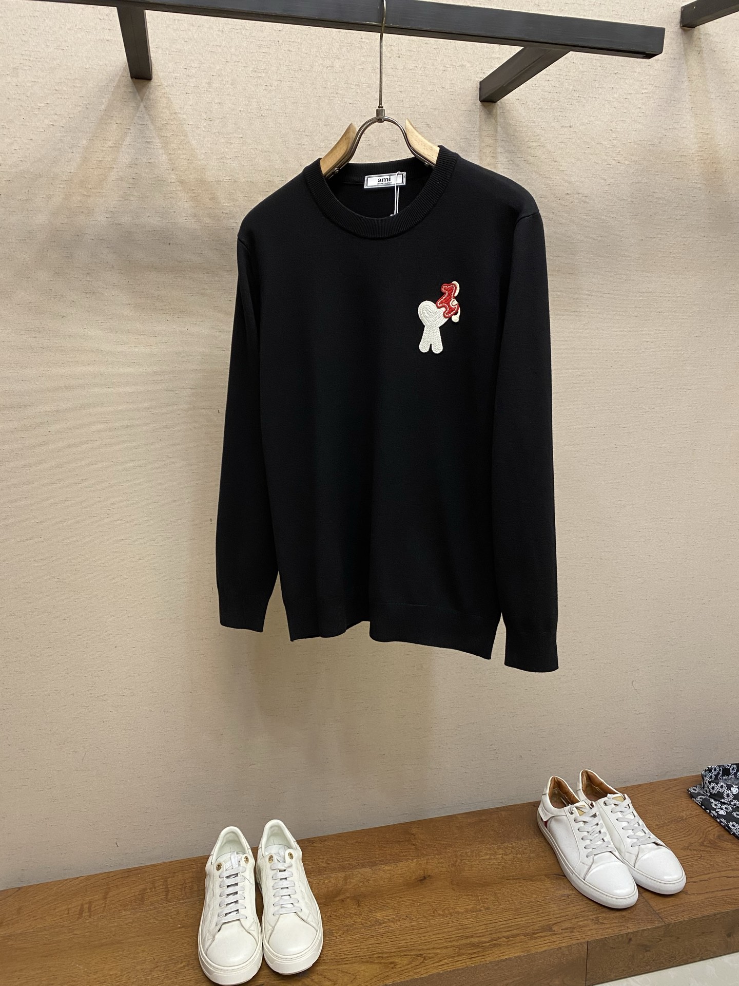 NO:728030,AMI…..  New Year's red sweaters with micro-labels on the chest are the perfect combination of festive atmosphere and fashion sense. This type of sweater is mainly in festive red, and the chest is cleverly embellished with delicate micro-labels, such as gold seal characters, three-dimensional woven pony or love logo embroidery, etc., which not only adds a sense of design, but also highlights the festival theme.  .The styles are mostly loose and lazy, suitable for different body types, and the fabrics are skin-friendly and comfortable, such as merino wool or honey bear velvet, which are warm and lightweight. Whether worn with jeans, skirts or as inner wear, they can easily create a New Year atmosphere, making you stand out from the crowd and become the focus.  Size XS-L,,skirts,jeans,sweaters,19860909AMI….. 支持年后售后新年红胸前微标毛衣是节日氛围与时尚感的完美结合.这类毛衣以喜庆的红色为主色调,胸前巧妙点缀精致微标,如金色篆体字、立体织线小马或爱心徽标刺绣等,既增添了设计感,又凸显了节日主题.其版型多为宽松慵懒风,适合不同身材穿着,且面料亲肤舒适,如美利奴羊毛或蜜熊绒等,保暖又轻盈.无论是搭配牛仔裤、半裙还是作为内搭,都能轻松营造出新年氛围感,让你在人群中脱颖而出,成为焦点. 尺码XS-L,,skirts,jeans,sweaters,,Men's clothing