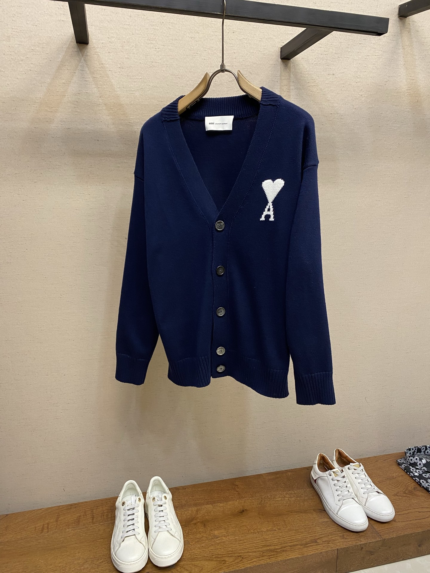 NO:728057,AMI supports after-sales love jacquard cardigan fabric selection after the new year  Selected four-dimensional blended yarn of wool + cotton and nylon spandex. Each strand of yarn undergoes a 'triple compound twisting' process. Wool provides natural warmth and fluffy feeling. After descaling treatment, it is combined with the smoothness of cotton fiber and is close to the skin.  It is non-itchy when worn and is friendly to sensitive skin. The addition of nylon and spandex increases the fabric's resilience by 40%, making it less likely to wrinkle after long-term wear. It still maintains a fluffy silhouette after machine washing. It feels soft and waxy after blending, breaking the rough impression of traditional wool.  Process 1: The ADC pattern on the chest uses double-layer jacquard technology, woven with milky white yarn, and forms a 'cloud-like' three-dimensional texture through changes in stitch length. The edge of the pattern uses 'gradient narrowing' technology, and the stitch density from the center to the edge is from dense to sparse, showing a hazy feeling of natural smudged dyeing. The yarn weight in the jacquard area is 280g/m, which is 20 higher than the main body of the garment. It feels thick and full, highlighting the relief texture of the pattern. Process 2  The neckline, cuffs, and hem are all made of thickened ribs, with a stitch density of 12 stitches per centimeter, forming a tight and elastic closing. 1 spandex yarn is added to the edge of the ribbing, and it is 'pre-shrunk and shaped' to ensure that it will not become loose or deformed after multiple washings. The neckline is a V-neck design with an angle of 60°, and is combined with double-layer rib binding to not only modify the neck line but also enhance wearing stability. Pattern details  It adopts an Oversize silhouette, with the length reaching the hips, and the overall lines are round and smooth. Both sides of the body are 'slightly tightened' to retain the waistline while being loose, and avoid a bloated feeling. Sizes S-XL,,versace,19860909AMI 支持年后售后爱心提花开衫 面料选择 精选羊毛+棉和锦纶氨纶的四维混纺纱线,每一缕纱线都经过“三重复合捻制”工艺,羊毛提供天然保暖与蓬松感,经过脱鳞处理之后,配合棉纤维的柔滑,贴肤穿着无刺痒感,敏感肌友好.锦纶与氨纶的加入,使面料回弹性提升40,久穿不易起皱,机洗后仍保持蓬松廓形.混纺之后触感软糯,打破传统羊毛的粗糙印象. 工艺1: 胸前ADC图案采用双层提花工艺,以奶白纱线织就,通过针距变化形成“云朵般”的立体肌理.图案边缘采用“渐变收针”技术,从中心到边缘针圈密度由密至疏,呈现自然晕染的朦胧感,提花区域纱线克重达280g/m,比衣身主体高出20,触感厚实饱满,凸显图案的浮雕质感. 工艺2 领口、袖口、下摆均采用加厚罗纹,针圈密度达每厘米12针,形成紧密而富有弹性的收口.罗纹边缘加入1氨纶丝,经“预缩定型”处理,确保多次洗涤后不松垮、不变形.领口为V领设计,角度60°,配合双层罗纹包边,既修饰颈部线条,又增强穿着稳定性. 版型细节 采用Oversize廓形,衣长至臀部,整体线条圆润流畅.衣身两侧做“微收腰”处理,在宽松中保留腰线,避免臃肿感. 尺码S-XL,,versace,,Men's clothing