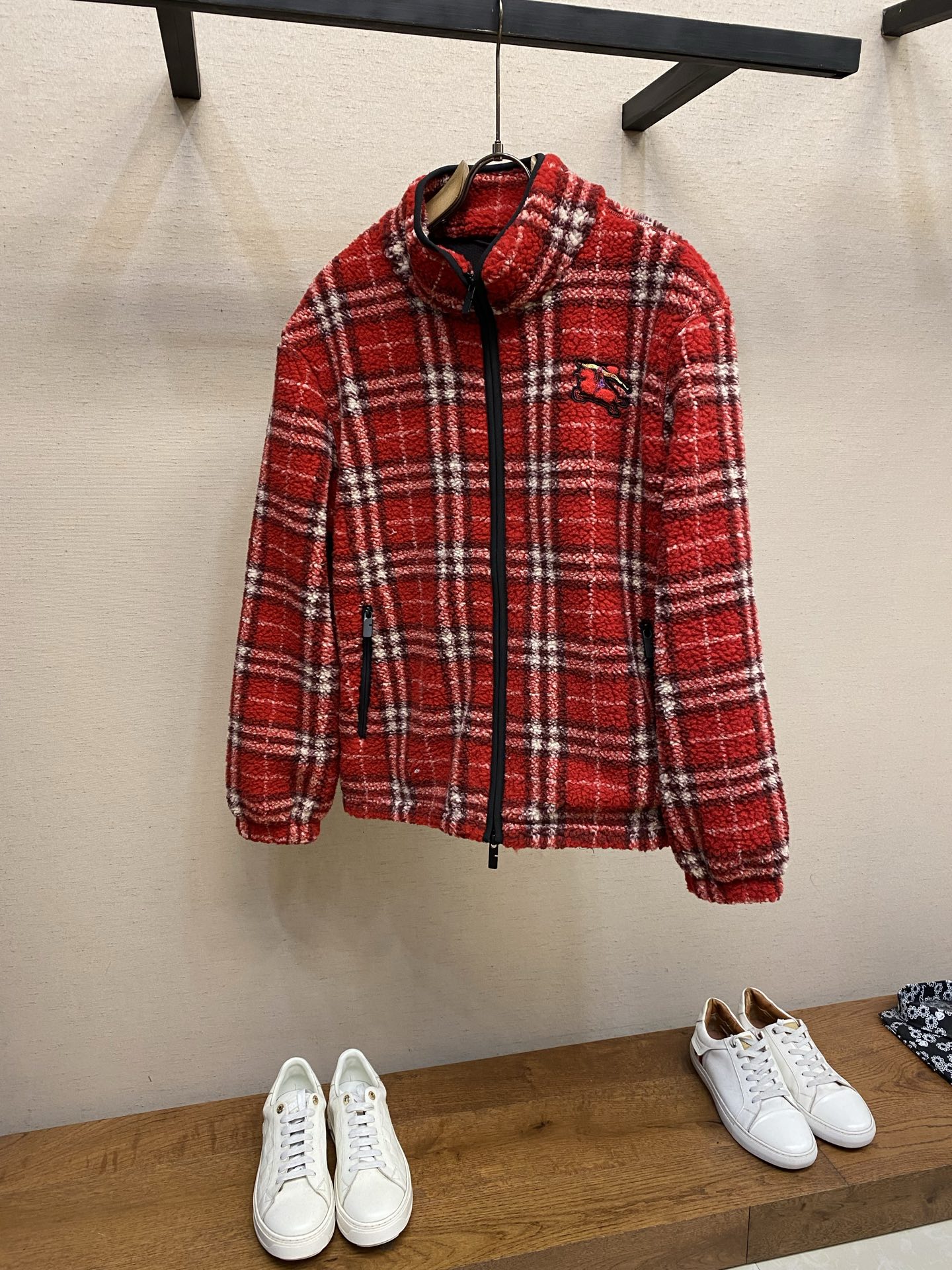 NO:728116,BBR supports after-sales fabric selection of plaid wool blend suede jacket after the new year  Selected wool and polyester fiber are scientifically blended, customized with true red as the base, intertwined with cream white and dark brown plaid lines to form a classic Scottish plaid pattern with great visual impact, constructing a fabric system that is both soft and durable. The natural curl of wool and the delicate texture of cashmere form a three-dimensional air layer, giving the fabric excellent warmth retention properties; polyester fiber improves the wear resistance of the fabric with its high strength properties  , effectively resists pilling and snagging in daily wear, and extends the service life. After a special raising process, a dense and uniform granular pile is formed, which is as fluffy and soft as a cloud, has no itching sensation when applied to the skin, and is moist and skin-friendly. The pile structure not only enhances the air storage capacity of the fabric, improves the warmth factor, but also gives the navy blue base a delicate matte matte texture, showing a high-end texture in a low-key manner.  The lining selection uses a lightweight mesh design, which not only ensures warmth, but also accelerates air circulation through the mesh structure to avoid the stuffy feeling of traditional thick fabrics and achieve a comfortable balance of 'warmth on the outside and breathable on the inside'. The whole body has been pre-shrunk, combined with the dimensional stability of polyester fiber, so that it can still maintain the original shape after multiple washings, and the shrinkage rate is controlled within 0.5 to ensure that the clothing is crisp and stiff for a long time. Details  The stand-up collar is designed to fit the curve of the neck, effectively blocking the intrusion of cold wind, and the edges of the collar are wrapped with contrasting colors to enhance the sense of structure; the custom-made two-way metal zipper has precise teeth, smooth and easy to pull, and the opening and closing can be adjusted up and down. The hem has a built-in adjustable drawstring, which can be adjusted by the elastic buckle, and can be freely tightened according to needs, creating a neat or casual look; the cuffs have built-in high-elastic beef tendons, which fit tightly around the wrist to prevent the intrusion of cold wind, while ensuring flexibility during activities without a sense of restraint.  Craftsmanship Embroidery details The knight's armor and horse body muscle lines are made of polyester fiber + elastic fiber blended embroidery thread, and the terry embroidery process is used to create a raised texture to enhance the relief and tactile layering of the pattern; the ribbon part is made of embroidery thread containing metal-coated fibers, which is presented through flat embroidery process. The metallic luster changes with the angle of the light, like sunlight shining on the fabric, giving the logo a flowing sense of light and shadow. Sizes S-XL, jackets & coats,19860909BBR 支持年后售后格纹羊毛混纺绒面外套 面料选择 精选羊毛与聚酯纤维科学混纺,定制正红色为基底,交织奶油白与深咖色格纹线条,形成极具视觉冲击力的经典苏格兰格纹图案,构建兼具柔软与耐用的面料体系.羊毛的天然卷曲与羊绒的细腻肌理形成立体空气层,赋予面料卓越的保暖性能；聚酯纤维则以其高强度特性提升面料耐磨性,有效抵抗日常穿着中的起球与勾丝,延长使用寿命.通过特殊起绒工艺之后,形成密集且均匀的颗粒状绒头,触感如云朵般蓬松软糯,贴肤时无刺痒感,温润亲肤.绒头结构不仅增强了面料的空气储存量,提升保暖系数,更让藏青色基底呈现细腻的哑光雾面质感,低调中透着高级肌理. 内衬选择 采用轻盈网眼布设计,在保证保暖的同时,通过网眼结构加速空气流通,避免传统厚面料的闷热感,实现“外暖内透”的舒适平衡.整体经过预缩处理,结合聚酯纤维的尺寸稳定性,多次洗涤后仍能保持原有版型,缩水率控制在0.5以内,确保服装长期挺括. 细节 立领设计贴合颈部曲线,有效阻挡寒风侵入,领口边缘采用撞色包边工艺,增强结构感；定制双向金属拉链,齿牙精密咬合,顺滑易拉,上下均可调节开合度.下摆内置可调节抽绳,通过松紧扣控制调节,可根据需求自由收束,塑造利落或随性两种造型；袖口内置高弹牛筋,紧密贴合手腕,防止冷风灌入,同时保证活动时的灵活性,无束缚感. 工艺 绣花细节 骑士铠甲与马身肌肉线条采用聚酯纤维+弹性纤维的混纺绣线,通过毛巾绣工艺塑造凸起纹理,增强图案的浮雕感与触感层次；飘带部分采用含金属镀膜纤维的绣线,通过平绣工艺呈现,金属光泽随光线角度变幻,如阳光洒在面料上,赋予徽标流动的光影感. 尺码S-XL,,jackets & coats,,Men's clothing