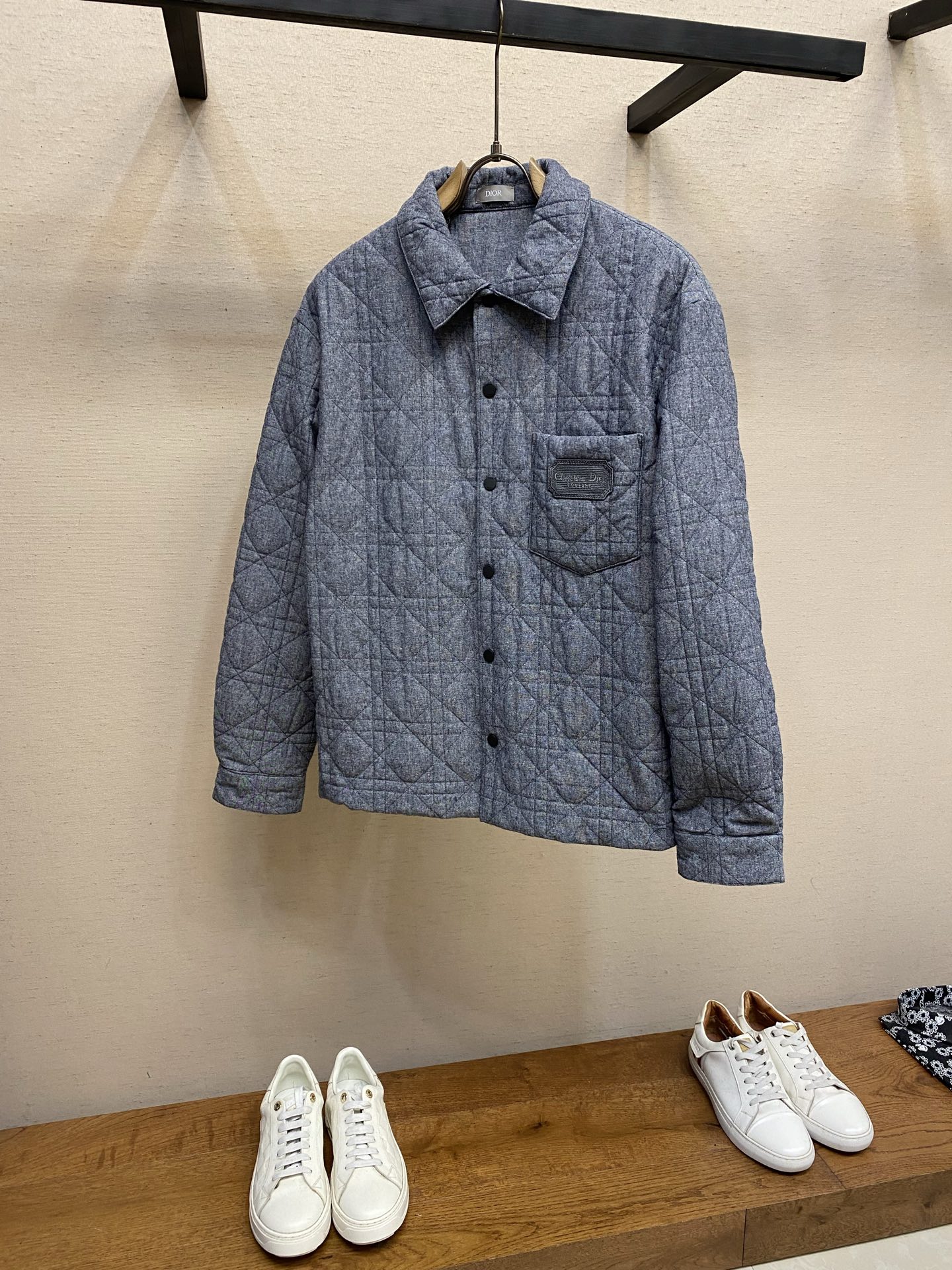 NO:728110,Dior supports after-sales embroidered badge shirt jacket. Fabric selection: Made of cotton, the fabric is thick, soft and smooth to the touch, can retain more still air, effectively block the cold outside, and play a thermal insulation role. The dense weave makes it have better wear resistance, durability, not easy to wear and pilling, and can still maintain its appearance and feel after frequent washing. Craftsmanship  The embroidered badge adopts a shield-shaped outline design with irregular wavy edges, breaking the traditional square or round stereotype. The letter logo in the center of the embroidered badge is embroidered with fine flat stitches. The stitches are fine and even. The edges of the letters are smooth and burr-free, especially the letters 'C' and 'D'.  The curvature of the curve and the sharp angles of 't' and 'r' are elegantly restored through precise stitch length control. The embroidery thread tension in the text part is consistent, with no skipping or floating threads, showing the high-precision debugging of the embroidery machine and our high requirements for detail control.  Process 2 adopts all-over quilted cannage pattern, and every detail is taken care of from the collar to the cuffs. The seamstress accurately adjusts the speed and stitch density of the machine, so that the stitches during the operation are smooth and even. After completion, regular horizontal, vertical, and diagonal quilting lines are formed to enhance the beauty and three-dimensionality. Sizes S-XL, dior, jackets & coats, shirts,19860909Dior 支持年后售后饰刺绣章衬衫式外套 面料选择 选用棉打造而成,面料厚实,触摸起来柔软平整,能留存更多静止空气,有效阻挡外界寒冷,起到保温作用.较密的织法使其具有较好的耐磨性,经久耐用,不易磨损起球,经常洗涤后仍能保持外观和手感. 工艺 绣章采用盾形轮廓设计,边缘呈不规则波浪状,打破传统方形或圆形的刻板印象,绣章中央的字母标识采用细平针绣,针脚细密均匀,字母边缘线条流畅无毛刺,尤其是字母“C”“D”的曲线弧度与“t”“r”的锐角处理,均通过精准的针距控制实现了字体的优雅还原.文字部分的绣线张力一致,无跳线或浮线现象,显示出刺绣机的高精度调试与我们对细节把控的高要求. 工艺2 采用通体绗缝藤格纹,领口至袖口做到每一处细节,缝纫师精确调整机器的速度和针脚密度,作业中线迹平滑、均匀.完成之后形成具有规则的横向,竖向,斜向绗缝线条,提升美观度和立体感. 尺码S-XL,,dior,jackets & coats,shirts,,Men's clothing