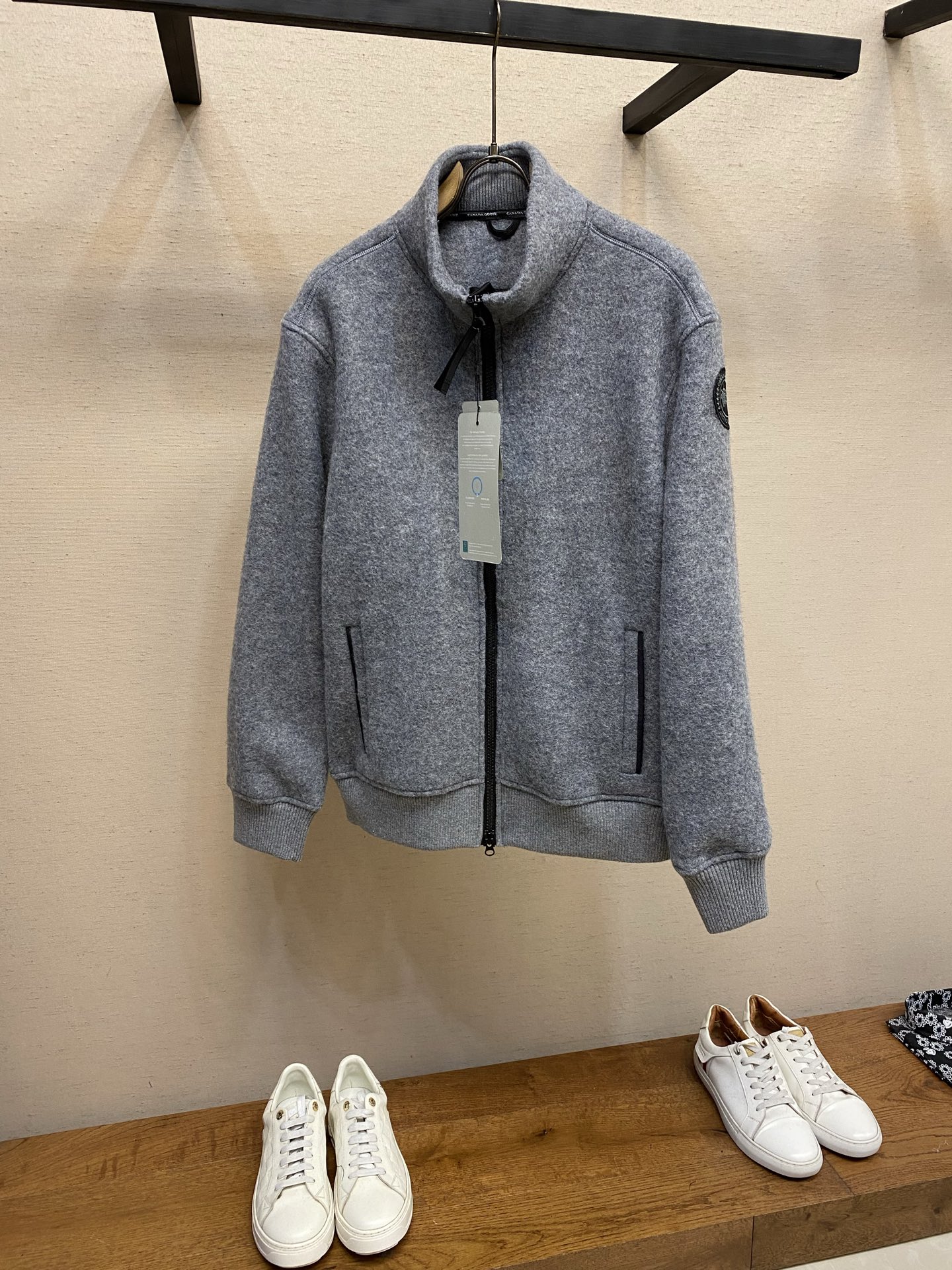 NO:728103,Canada Goose supports after-sales fleece emblem stand-collar jacket fabric selection  Wool fleece fabric is made of wool as the main body and blended with a very small amount of spandex and polyester fiber. Wool, as the core natural ingredient, provides unparalleled temperature regulation, antibacterial, deodorant, and skin-friendly feel. A small amount of spandex is fed to give the fabric a certain four-way elasticity, and there is no sense of restraint during daily activities. As the basis of the fleece structure, polyester fiber enhances the durability, wrinkle resistance, and quick-drying properties of the fabric. It constitutes the fluffy feel of the fleece and provides functions such as locking in air. Details  The sleeves and hem are closed with 2×2 ribbing. Its strong elasticity can closely fit wrists and waists of different thicknesses, forming an effective 'seal' to prevent cold wind from blowing back. It can still maintain its original shape after repeated stretching and use, and is not easy to loose and deform. The ribbed cuffs can convey a sense of design and enhance visual beauty. Production process The cutting process needs to ensure that the texture and color of the fabric are evenly distributed, especially for this light gray tone, color difference needs to be avoided.  When cutting pieces, you need to consider the stretchability of wool blended fabrics to ensure the size of the garment is stable. Use sewing needles and threads suitable for wool blended fabrics to avoid damage to the fabric during the sewing process. Sewing stitches should be even and firm to prevent thread detachment. The temperature needs to be controlled during ironing to avoid damage to the fabric caused by high temperatures, while keeping the fabric flat and stiff. Armband The circular armband on the left arm is an important part of the brand logo, and is finely sewn to ensure it is firm and flat.  Sizes S-XL,,jackets & coats,19860909Canada Goose 支持年后售后抓绒饰章立领版外套 面料选择 以羊毛为主体,加入极少量氨纶和聚酯纤维混纺而成的羊毛抓绒面料.羊毛作为核心天然成分,提供无与伦比的温度调节、抑菌防臭和亲肤感.少量氨纶的喂入赋予了面料一定的四向弹性,日常活动时毫无束缚感.作为抓绒结构的基础,聚酯纤维增强了面料的耐久性、抗皱性和快干性,它构成了抓绒的蓬松感,并提供锁住空气等功能. 细节 衣袖和下摆采用2乘2罗纹收口,其强大的弹性,可以紧密贴合不同粗细的手腕和腰部,形成一个有效的‘密封’,防止冷风倒灌.在多次拉伸和使用后仍能保持原有形状,不易松垮变形.且罗纹袖口能传递一种设计感,强化视觉美观度. 生产工艺 裁剪过程需确保面料的纹理和颜色均匀分布,特别是对于这种浅灰色调,需避免色差. 裁片时需考虑羊毛混纺面料的伸缩性,确保成衣尺寸稳定.  使用适合羊毛混纺面料的缝纫针和线,避免面料在缝制过程中受损. 缝制线迹均匀、牢固,防止脱线.  整烫时需控制温度,避免高温对面料造成损伤,同时保持面料的平整和挺括. 臂章 左臂上的圆形臂章是品牌标识的重要部分,精细缝制,确保牢固且平整. 尺码S-XL,,jackets & coats,,Men's clothing