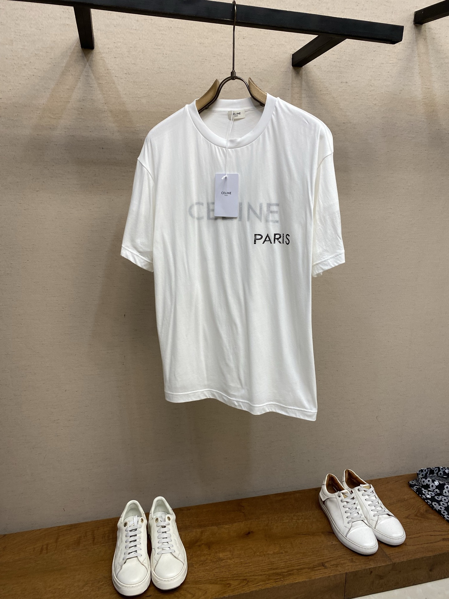 NO:728052,Celine supports after-sales for the year 2026FW early spring double-layer 120 high weave horse cotton half-sleeved T-shirt. Round neck design, CEL*NE / Arc de Triomphe looming print on the front. High-end and carefree feeling in one piece. The ultimate aesthetics of pure white T. The double-layer design is simple but not simple. The hazy printing has its own artistic filter effect. Loose fit, simple and classy. Soft and comfortable, whether worn alone or layered, it is very nice! Tolerant of various body shapes. Simple and fashionable items, a must-have for fashionistas! Washing method: dry clean or wrap inside out in a laundry bag, wash separately and iron inside out at medium temperature! Do not soak/wash in warm water! Size S-XL,,celine,tees,t-shirt,19860909Celine 支持年后售后 2026FW早春双层120高织匹马棉质半袖T恤.圆领设计,正面CEL*NE /凯旋门若隐若现印花. 高級慵慊感一件搞定.纯净白T的极致美学.双层设计简约不简单.朦胧印字自带艺术滤镜效果.宽松版型,简约又有辦识度.柔软舒适,无论单穿搭配叠搭都非常Nice！包容多种身材.简约时尚单品,时装精必入！ 洗涤方式干洗或反面包裹洗衣袋单独洗涤后反面中温熨烫！不得浸泡/温热水洗涤！ 尺码S-XL,,celine,tees，t-shirt,,Men's clothing