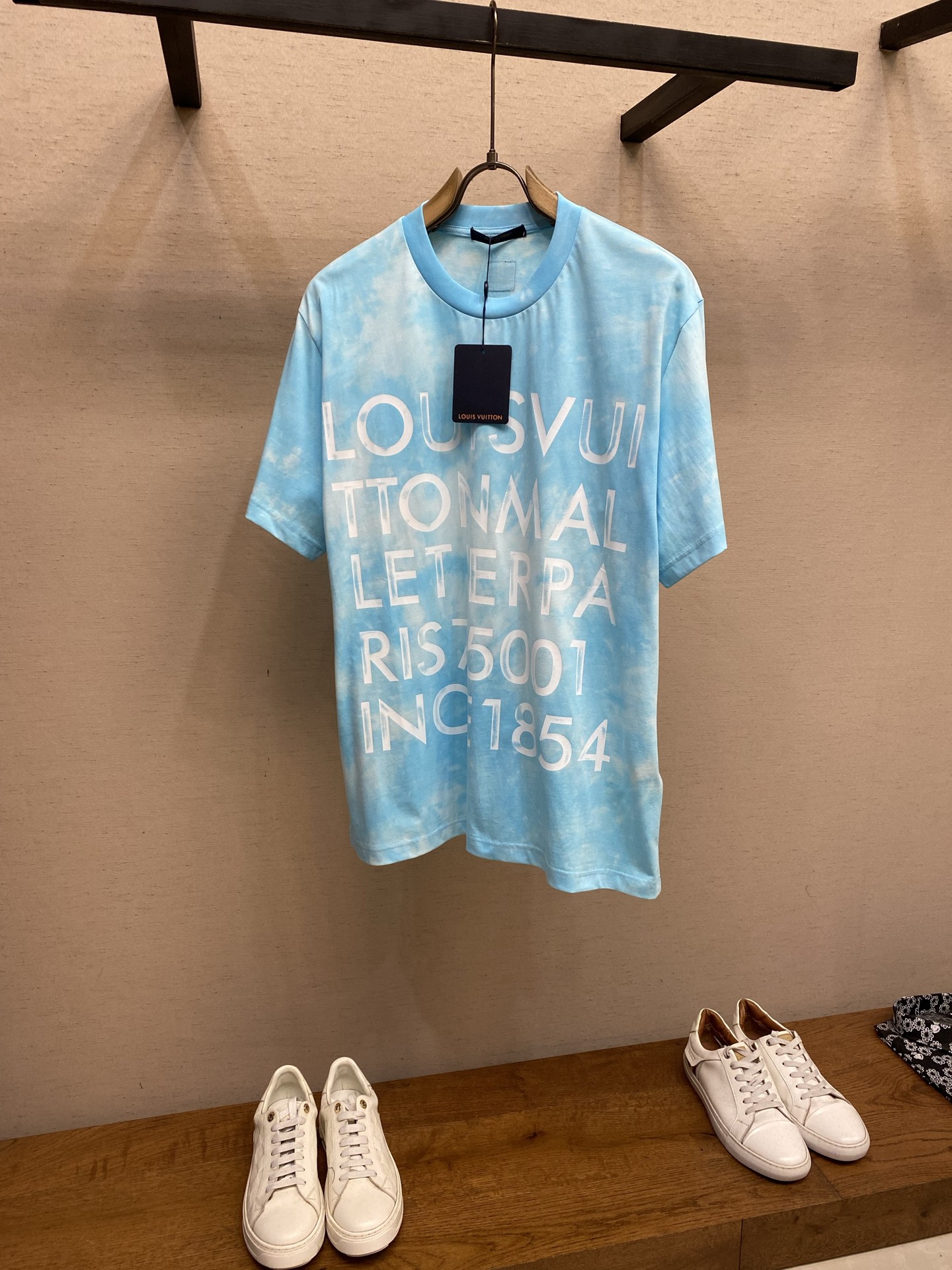 NO:728055,1V supports the after-sales Louis family 2026FW early spring tie-dye printed half-sleeved cotton T-shirt. This casual cotton T-shirt is presented in bright colors and has been treated with tie-dye and solar bleaching effects to give each item a unique look. The bold brand letter logo is printed on the chest, and the back is sewn with a woven Marque 1.Vuitton Déposée label. It is recommended to dry clean or machine wash in cold water quickly!  Do not soak in warm water or dry!  !  Size S-XL,,louis vuitton,tees,t-shirt,198609091V 支持年后售后路易家 2026FW早春 扎染印花半袖棉质T恤 本款休闲棉质 T 恤以明媚色调呈现,经扎染与日光漂白效果处理,令每件单品都呈现别致观感.胸前印有醒目的品牌字母标识,背部则缝有编织材质的 Marque 1.Vuitton Déposée 标签. 建议干洗或快速冷水机洗！不得浸泡以及温水及烘干！！ 尺码S-XL,,louis vuitton,tees，t-shirt,,Men's clothing