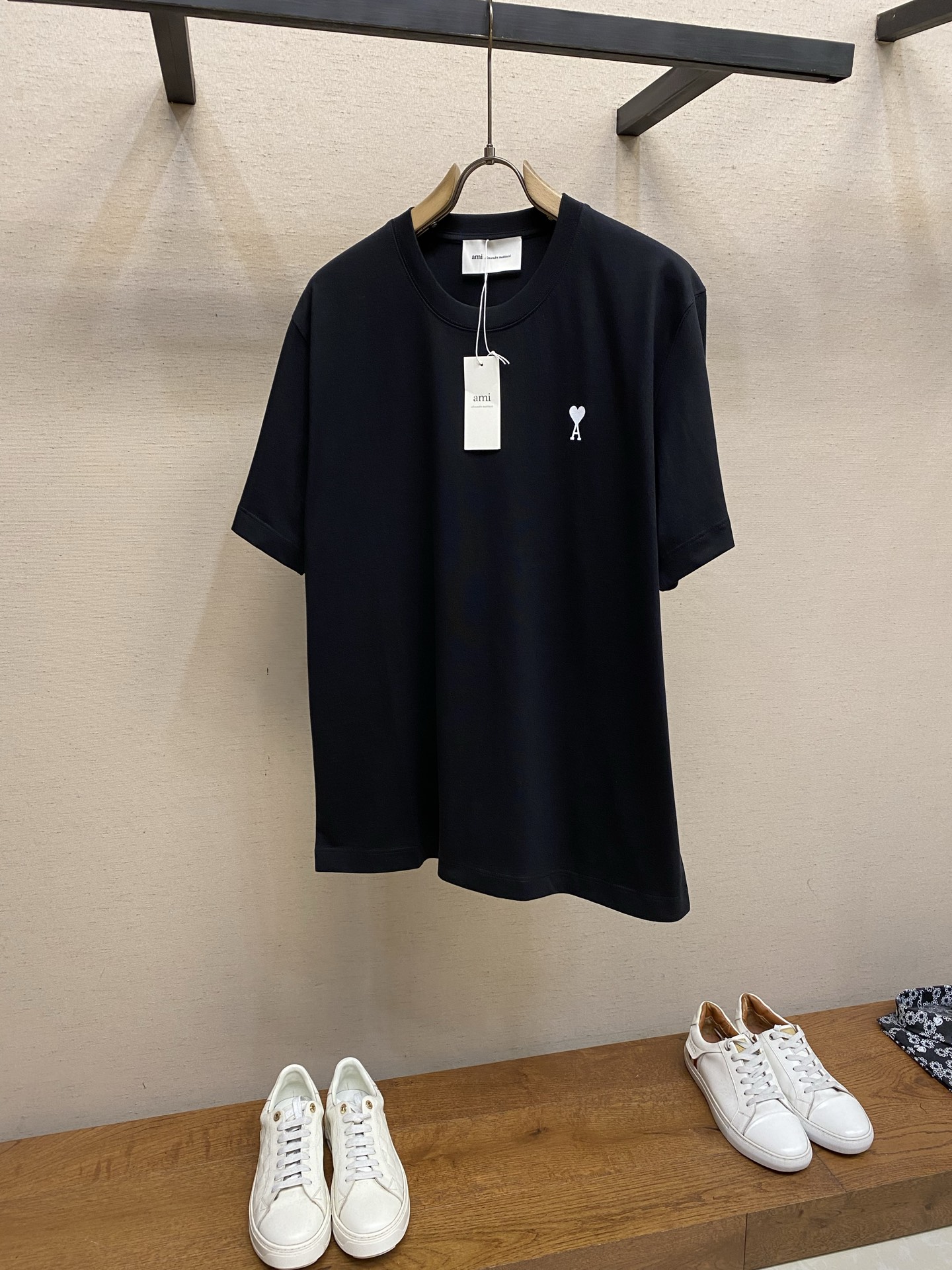 NO:728071,AMI…..Amy supports the after-sales service after the year. 2026FW Year of the Horse limited edition love double-sided printed cotton half-sleeved T-shirt / AMI embroidery of the same color on the back OS loose version cotton half-sleeved T-shirt. Washing method: For pure cotton products, please wrap the reverse side in a laundry bag for quick machine washing in cold water!  !  Do not soak/wash in warm water!  Size S-XL,,amiri,tees,t-shirt,19860909AMI…..艾米 支持年后售后 2026FW马年限定款爱心双面印花棉质半袖T恤 /后背同色AMI刺绣 OS宽松版棉质半袖T恤 洗涤方式纯棉制品请反面包裹洗衣袋冷水快速机洗！！不得浸泡/温热水洗涤！ 尺码S-XL,,amiri,tees，t-shirt,,Men's clothing