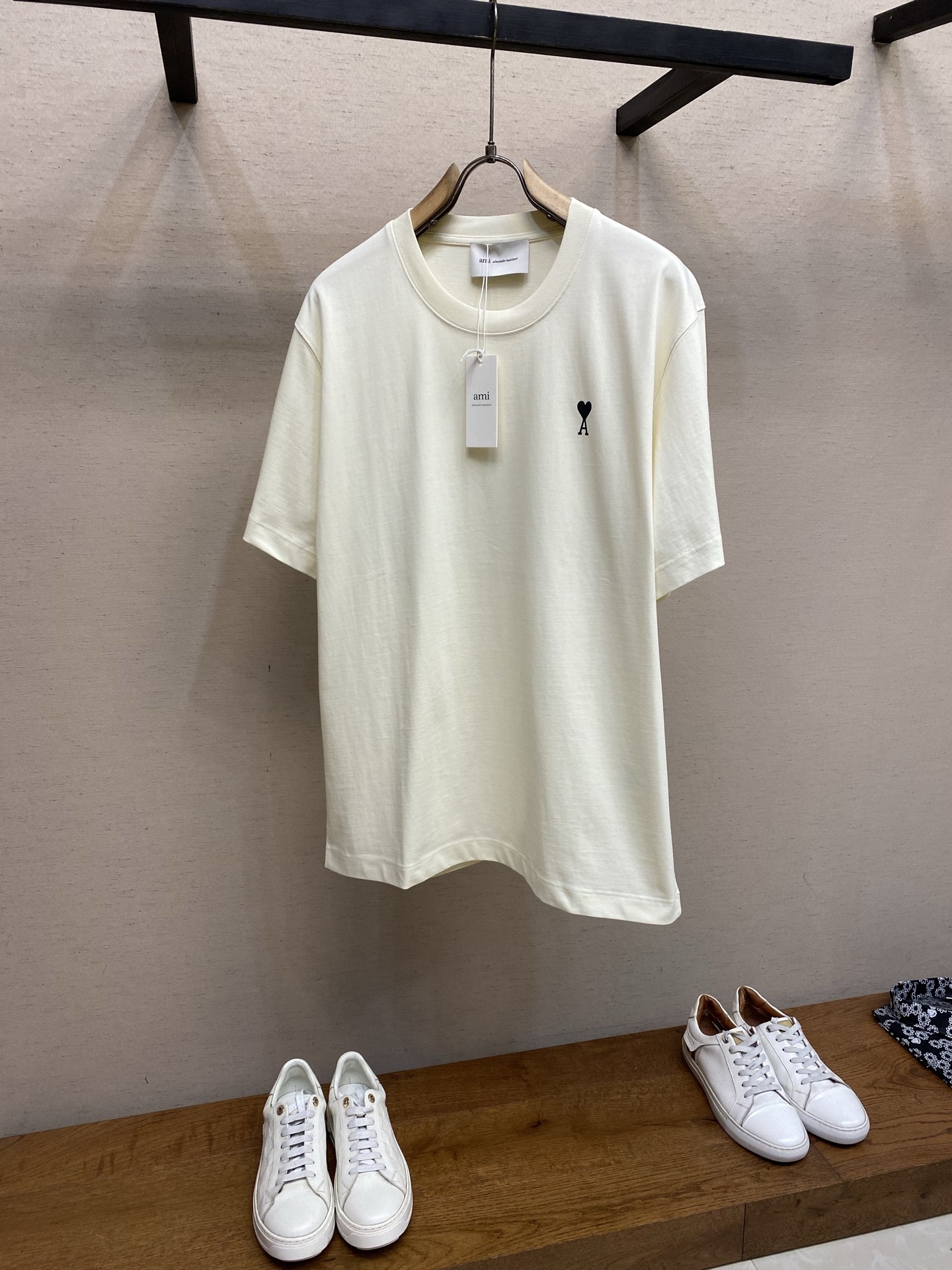 NO:728079,AMI... Amy supports after-sales service after the year. 2026FW Year of the Horse limited edition love double-sided printed cotton half-sleeved T-shirt / AMI embroidery of the same color on the back OS loose version cotton half-sleeved T-shirt. Washing method: For pure cotton products, please wrap the reverse side of the laundry bag in a laundry bag and quickly machine wash in cold water!  !  Do not soak/wash in warm water!  Size S-XL,,amiri,tees,t-shirt,19860909AMI......艾米 支持年后售后 2026FW马年限定款爱心双面印花棉质半袖T恤 /后背同色AMI刺绣 OS宽松版棉质半袖T恤 洗涤方式纯棉制品请反面包裹洗衣袋冷水快速机洗！！不得浸泡/温热水洗涤！ 尺码S-XL,,amiri,tees，t-shirt,,Men's clothing