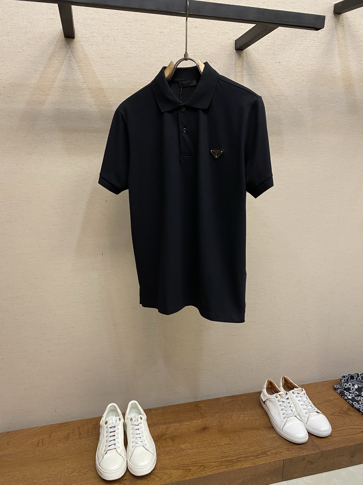NO:838901,Prada supports new after-sales classic casual business polo shirts, with metal logos on the chest, customized buttons, os version and exquisite tailoring. The classic polo piqué cotton is more breathable, dry and washable than ordinary knitted fabrics. The piqué cotton has a special texture and is better at absorbing sweat. It is not easy to deform after washing. The surface of the fabric has evenly arranged concave and convex effects. The surface that contacts the skin is better than ordinary fabrics in terms of breathability, heat dissipation, and perspiration comfort.  Size M-2xl Color Black Gray White.... M Length 70 Bust 104 Shoulder Width 45 L Length 72 Bust 108 Shoulder Width 46 XL Length 74 Bust 112 Shoulder Width 47 2XL Length 76 Bust 116 Shoulder Width 48,, prada,19860909Prada 支持年后售后新款经典休闲商务polo衫,胸前金属logo,客供定制纽扣,os版型和精致的裁剪,经典款polo 珠地棉相比普通的针织布更加的透气、干爽和耐洗.朱地棉的织纹比较特殊,吸汗效果比较好,洗涤后不容易变形面料表面有排列均匀整齐的凹凸效果,和皮肤接触的面在透气和散热,排汗的感觉舒适度上优于普通的面料. 尺码M-2xl 颜色黑色 灰色 白色.... M衣长70 胸围104 肩宽45 L衣长72 胸围108 肩宽46 XL衣长74 胸围112 肩宽47 2XL衣长76 胸围116 肩宽48,,prada,,Men's clothing