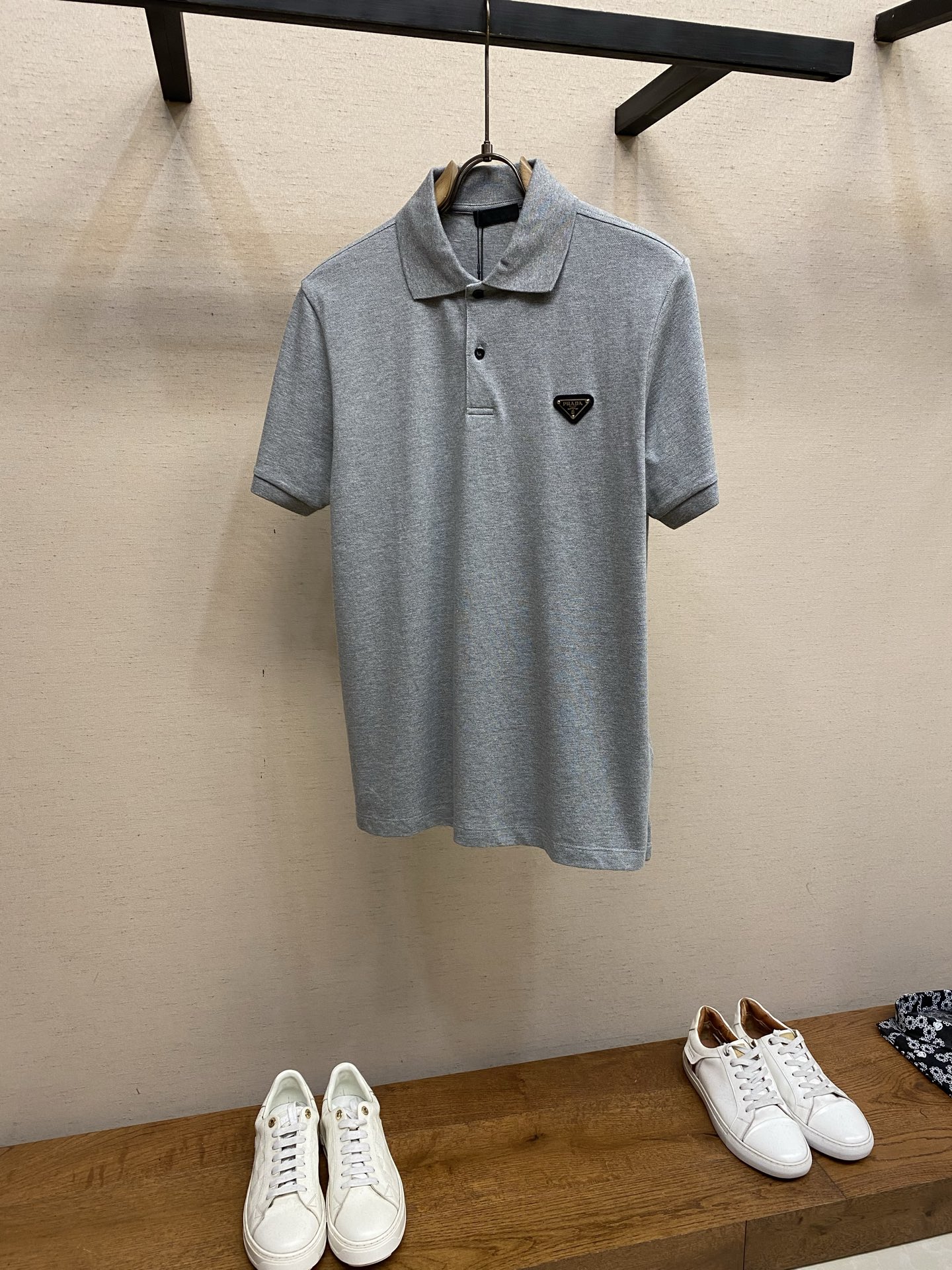 NO:838907,Prada supports new after-sales classic casual business polo shirts, with metal logos on the chest, customized buttons, os version and exquisite tailoring. The classic polo piqué cotton is more breathable, dry and washable than ordinary knitted fabrics. The piqué cotton has a special texture and is better at absorbing sweat. It is not easy to deform after washing. The surface of the fabric has evenly arranged concave and convex effects. The surface that contacts the skin is better than ordinary fabrics in terms of breathability, heat dissipation, and perspiration comfort.  Size M-2xl Color Black Gray White.... M Length 70 Chest 104 Shoulder Width 45 L Length 72 Chest 108 Shoulder Width 46 XL Length 74 Chest 112 Shoulder Width 47 2XL Length 76 Chest 116 Shoulder Width 48,, prada,19860909Prada 支持年后售后新款经典休闲商务polo衫,胸前金属logo,客供定制纽扣,os版型和精致的裁剪,经典款polo 珠地棉相比普通的针织布更加的透气、干爽和耐洗.朱地棉的织纹比较特殊,吸汗效果比较好,洗涤后不容易变形面料表面有排列均匀整齐的凹凸效果,和皮肤接触的面在透气和散热,排汗的感觉舒适度上优于普通的面料. 尺码M-2xl 颜色黑色 灰色 白色..... M衣长70 胸围104 肩宽45 L衣长72 胸围108 肩宽46 XL衣长74 胸围112 肩宽47 2XL衣长76 胸围116 肩宽48,,prada,,Men's clothing