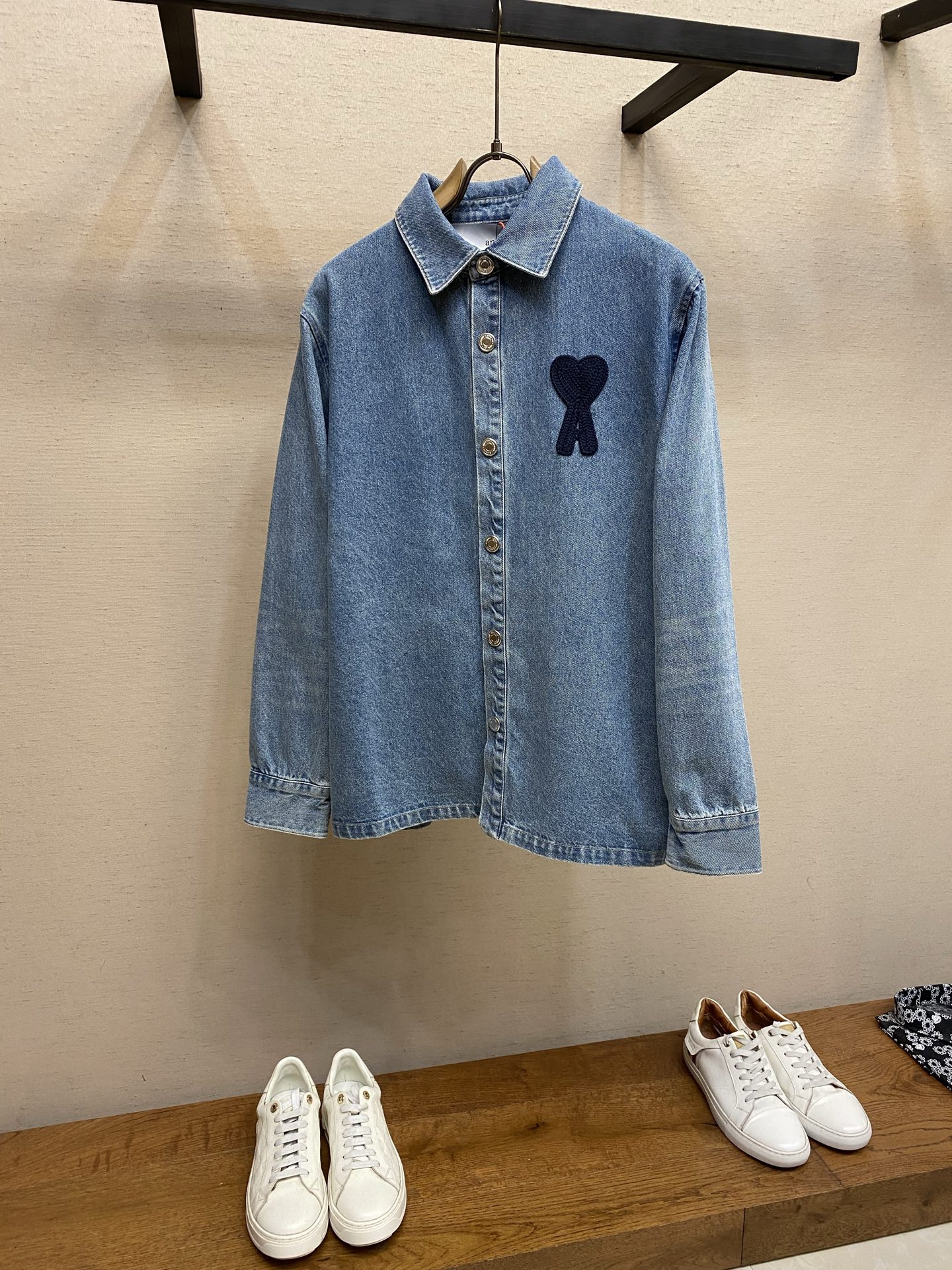 NO:731423,AMI...supports after-sales woven love denim jackets after the new year. Customized Tianmian essence denim fabric. Excellent texture. Comfortable and close to the skin. Layered retro blues as the tone. Like a flowing blue poem. The iconic woven love is embellished on the chest. A contemporary allegory of French romance is woven stitch by stitch. From decoration to spiritual core, the silhouette's off-shoulder version gives a casual but casual relaxation. Letting emotions be traced is the real luxury. Process 1 adopts imported machine embroidery technology.  Use advanced computer control systems and precision mechanical components to realize Ami's love embroidery work with high precision and smooth and delicate lines. Process 2: Prioritize the customization of 1:1 original denim material to stir-fry snowballs and stir-fry salt. Specially prepare the corresponding solution. Add a certain amount of dye and soak the denim material to absorb the solvent. Then scrub and dry to further fade and oxidize. Process 3: Combining the rubbing and wrinkling cat's whisker technology and the gun-painted cat's whisker technology. Prioritize manual rubbing in specific areas.  In order to achieve a natural wrinkle effect, specific tools are used to draw a cat's whisker-shaped texture to create a full visual effect. Process 4: Use multiple sand scrubbers and use a high-pressure spray gun to rub in specific parts to achieve a local gradient effect, and then use frosting technology to create a unique texture pattern. The workmanship is extremely complex, time-consuming and labor-intensive. Sizes S-XL,,jackets & coats,19860909AMI……支持年后售后编织爱心牛仔夹克 定制天棉精粹牛仔织物 质感卓越 舒适贴肤 富有层次感的复古蓝调作基调 宛如一幅流动的蓝色诗篇 标志性编织爱心点缀于胸前 以一针一线编织法式浪漫的当代寓言 从装饰到精神内核的升维 廓形落肩版型赋予随性而不随意的松弛 让情感有迹可循才是真正的奢侈 工艺1采用进口机刺绣工艺 使用先进的计算机控制系统和精密的机械部件 实现Ami 爱心刺绣作业 精度高 线条流畅而细腻 工艺2: 优先定制1:1 原版牛仔料 从而进行炒雪球 炒盐 特制对应的溶液 加入一定量的染色剂 将牛仔料浸泡其中吸收溶剂 再进行搓洗后晾干 使其进一步褪色和氧化 工艺3: 擦压皱猫须技术和枪画猫须技术结合 优先在特定区域进行手工擦制 以达到自然的皱纹效果 再用特定的工具绘制出猫须形状的纹理 视觉效果拉满 工艺4: 采用多位马骝擦沙通过使用高压喷枪 在特定部位进行摩擦 达到局部渐变的效果 再通过磨砂技术 制造出独有纹理图案 做工极其复杂 耗时耗力 尺码S-XL,,jackets & coats,,Men's clothing